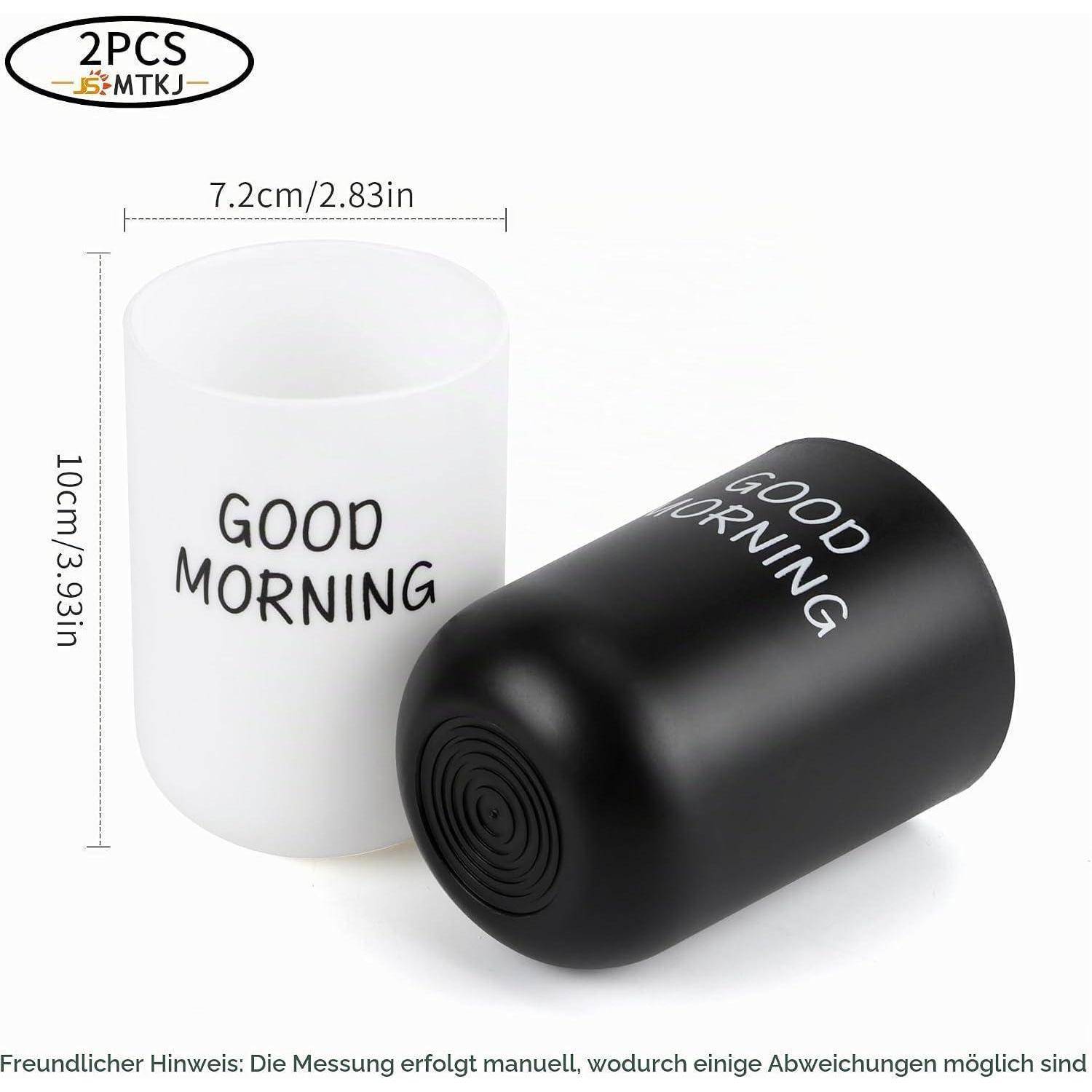 Zwei zylindrische Tassen, eine weiße und eine schwarze, jeweils bedruckt mit „GOOD MORNING