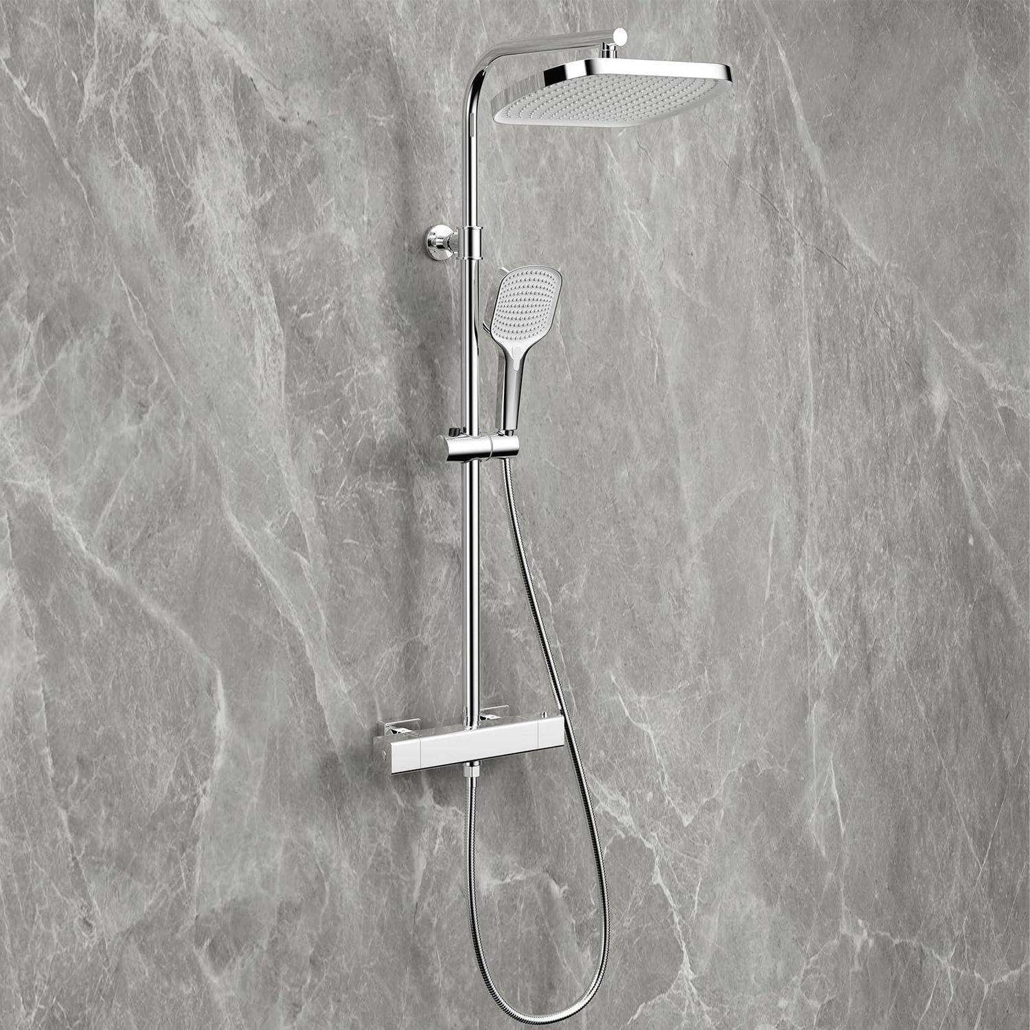 Modernes Chromduschsystem mit Kopfbrause und tragbarem Handbrausekopf auf einer grauen Marmerwand montiert.