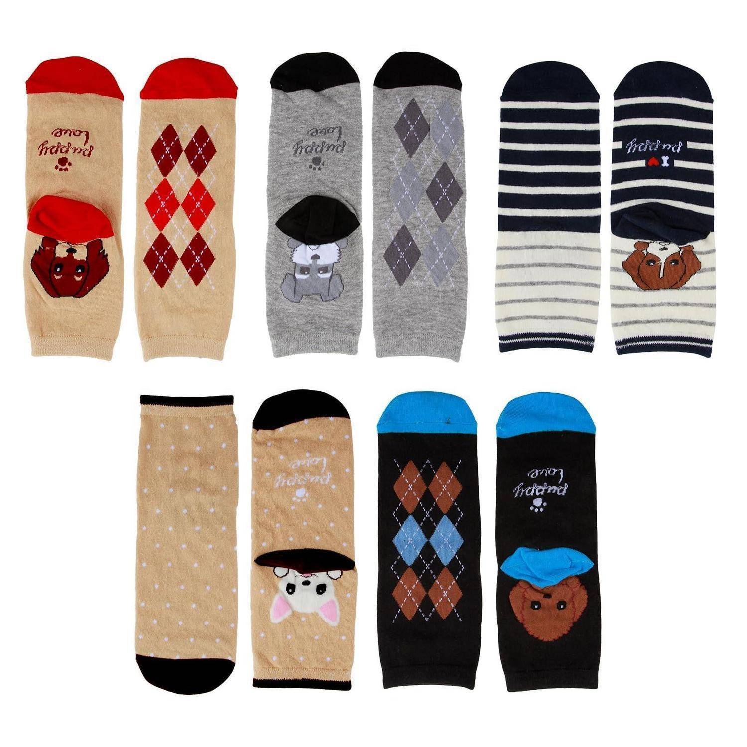 Sortierte bunte Knöchelsocken mit Novitäts-Hunde- und Diamantmustern, die in Reihen auf weißem Hintergrund angezeigt werden.