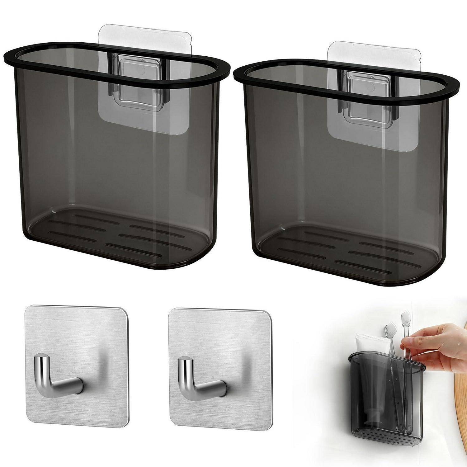 Zwei transparente, wandmontierte Besteckhalter mit Klebehaken, gezeigt mit Metallmontageplaten und einer Halterung mit Küchenutensilien.