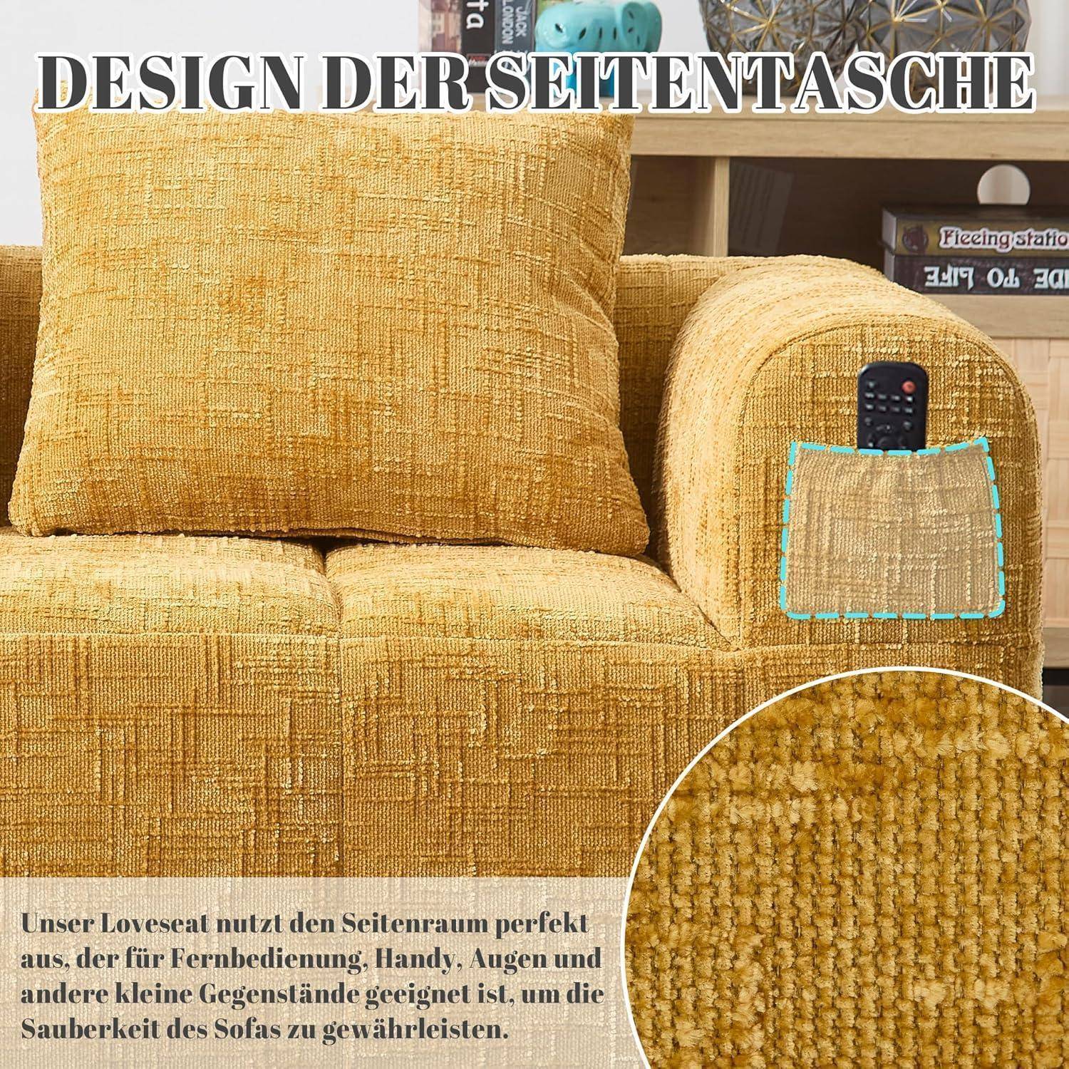 Senfgelbes Sofa mit eingebauter Seitentasche, die eine Fernbedienung hält; deutsche Anzeige hebt das Design der Sitztasche und die Stofftextur hervor.