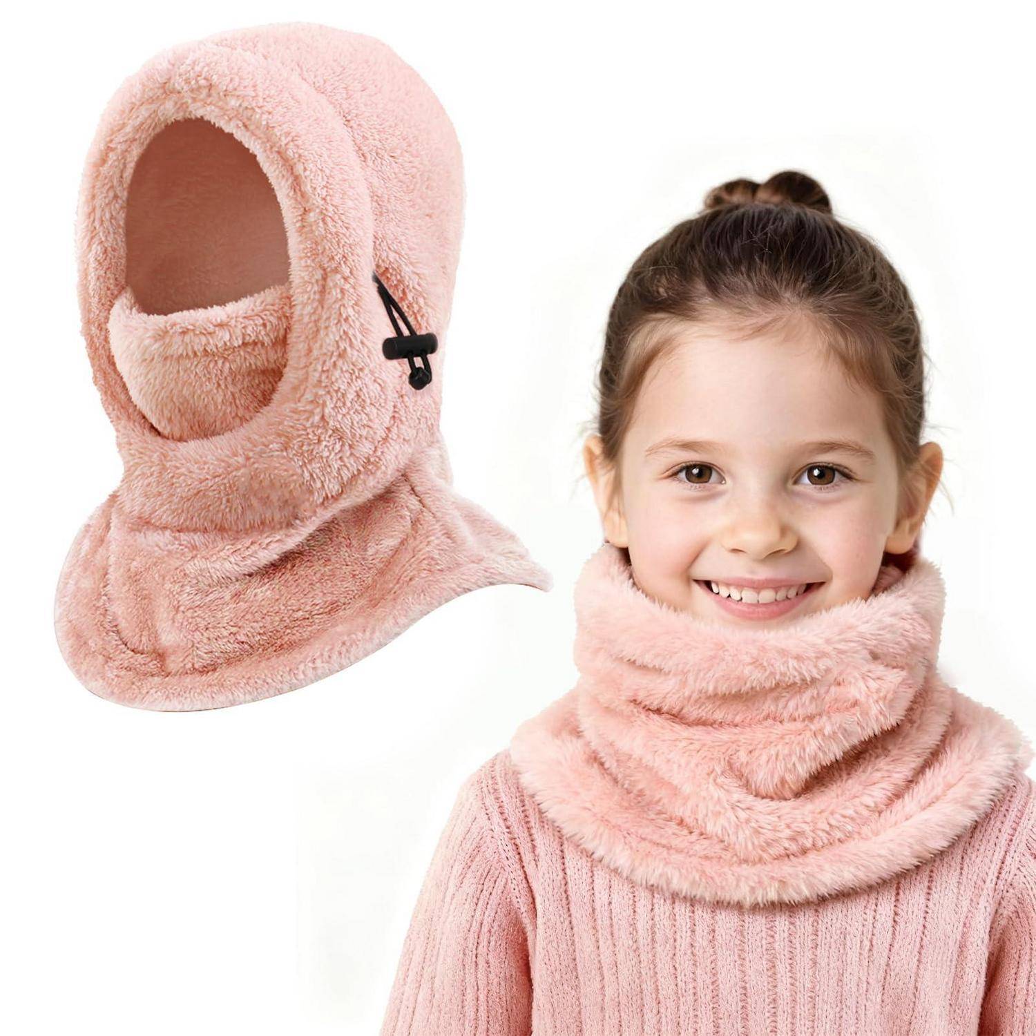 Mädchen, das eine rosa Fleece-Sturmhaube trägt, neben einer separaten Ansicht des Kopfbedeckungs-Halswärmers auf weißem Hintergrund gezeigt.