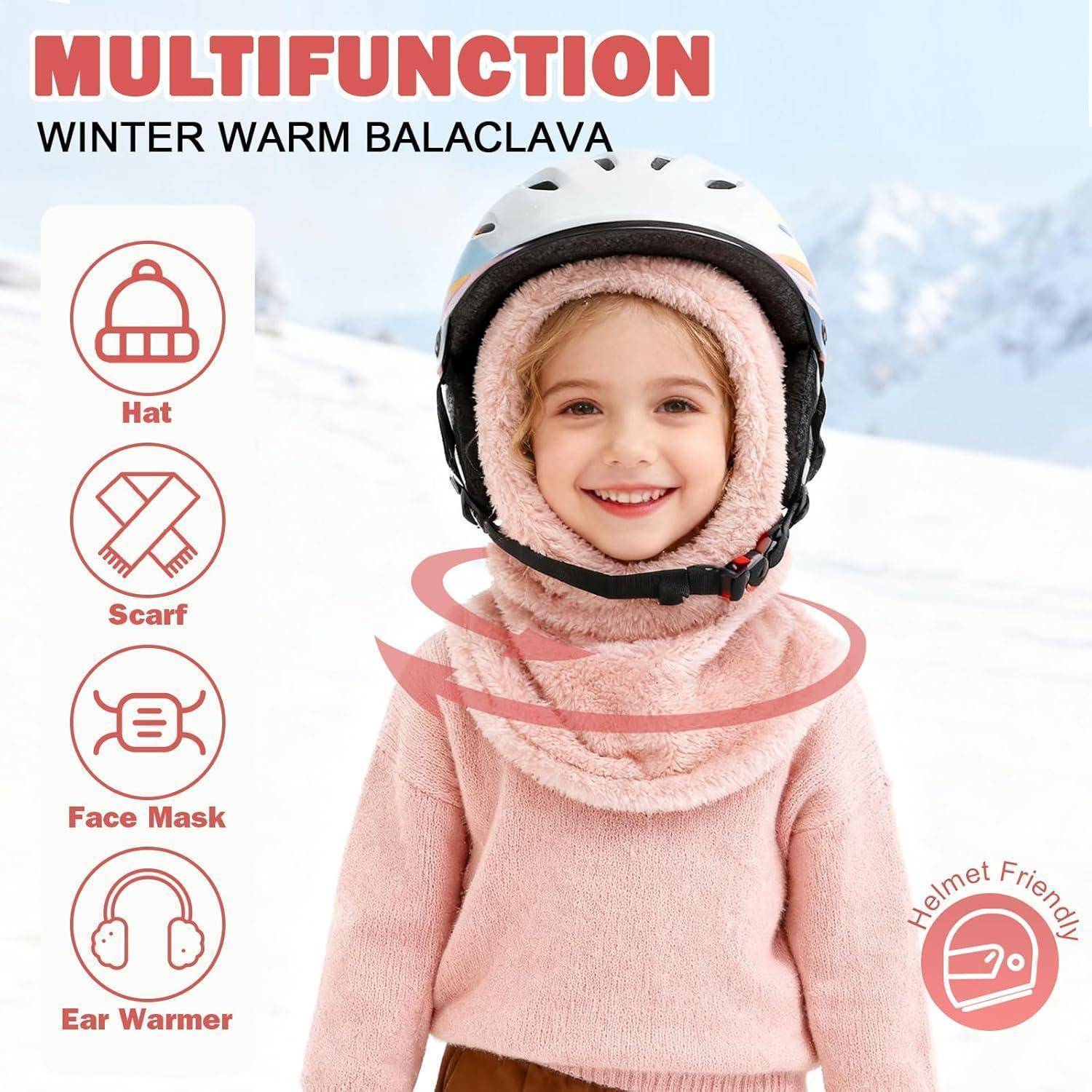 Kind trägt einen Helm und eine rosa Wintermütze; die Anzeige sagt 
