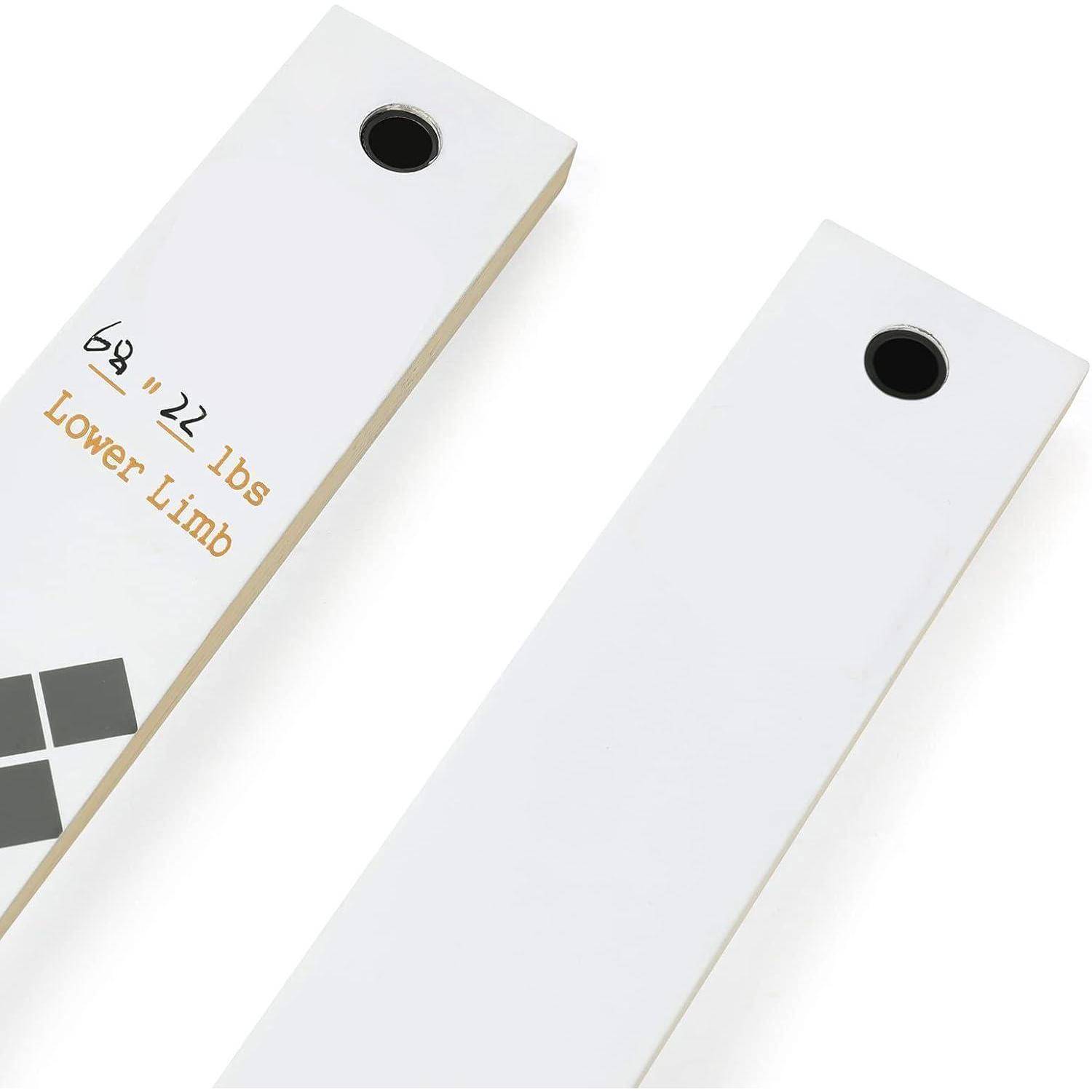 Zwei weiße hölzerne Cornhole-Bretter diagonal angeordnet, eines mit der Beschriftung 