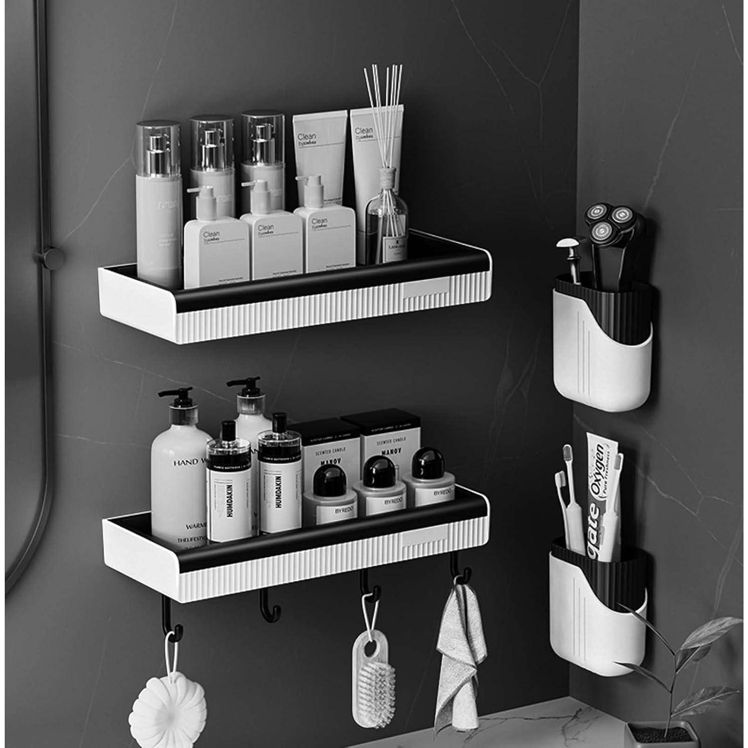An der Wand befestigte Badezimmer-Organisationsregale, die Toilettenartikel, Rasierer, Zahnbürsten und Handtücher an einer dunkel gefliesten Wand halten.