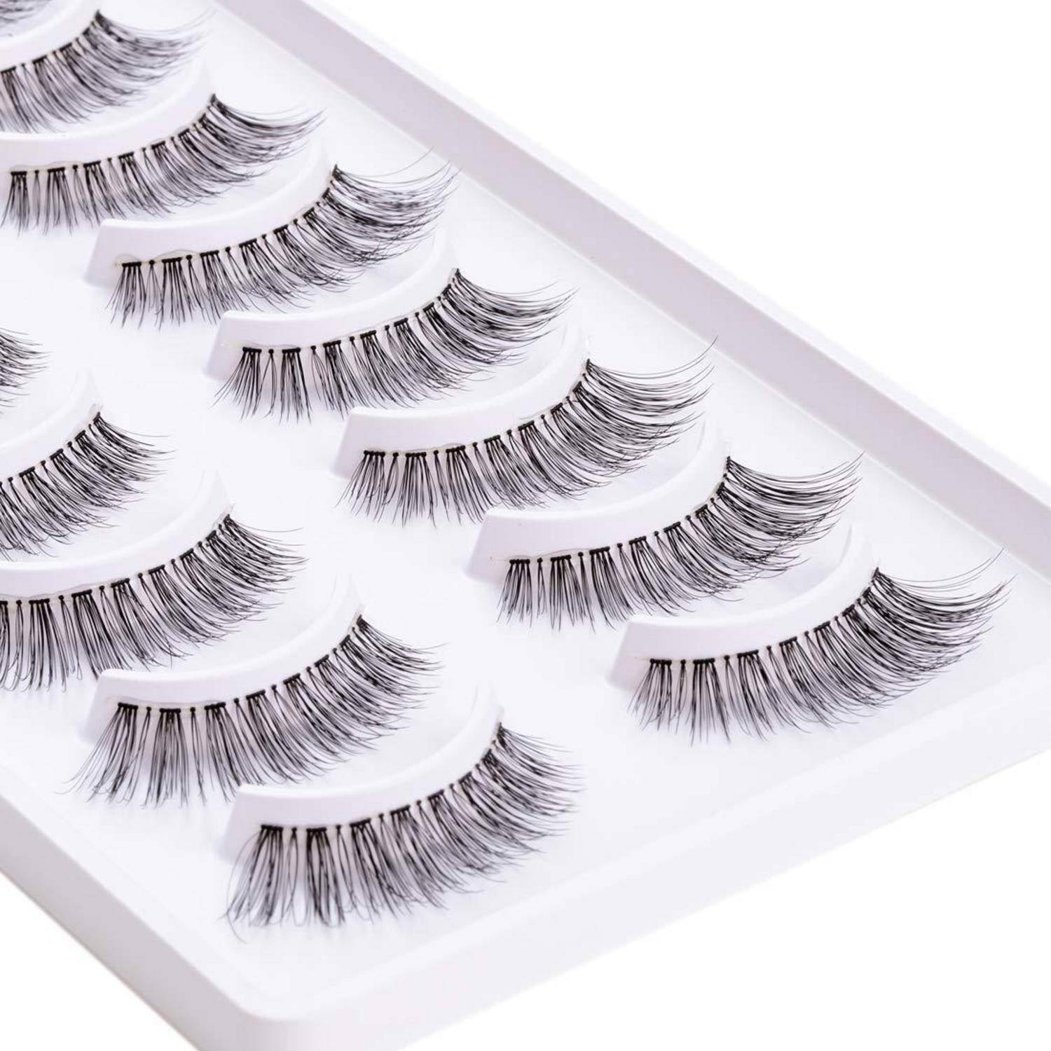 Tablett mit Wimpernstreifen aus Kunsthaar, die in Reihen auf einer weißen Displaykarte angeordnet sind
