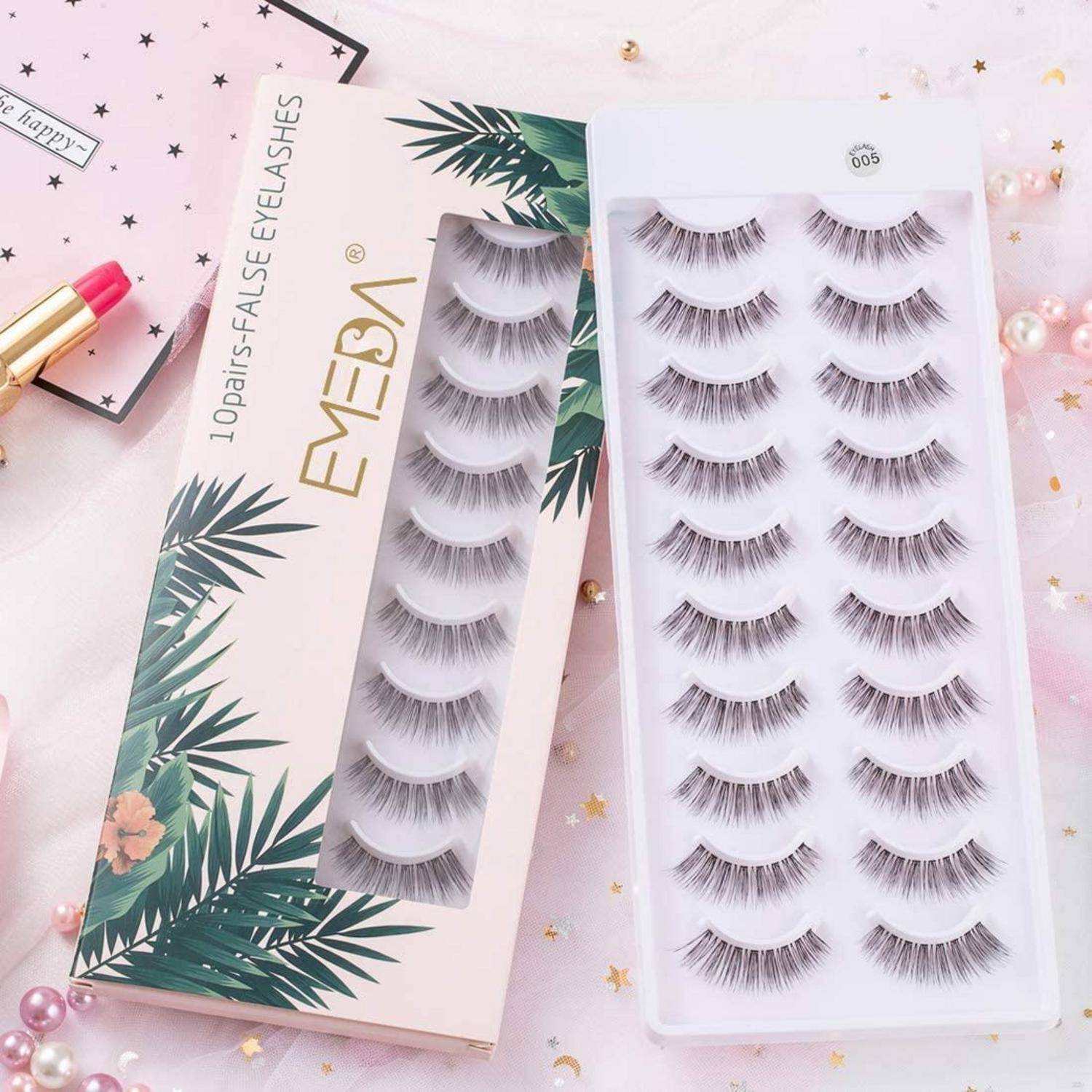 Falscher Wimpernset in einer dekorativen Schachtel, mit mehreren Wimpernpaaren in einem durchsichtigen Tablett ausgestellt und Verpackung mit der Aufschrift „10 Paar Falsche Wimpern