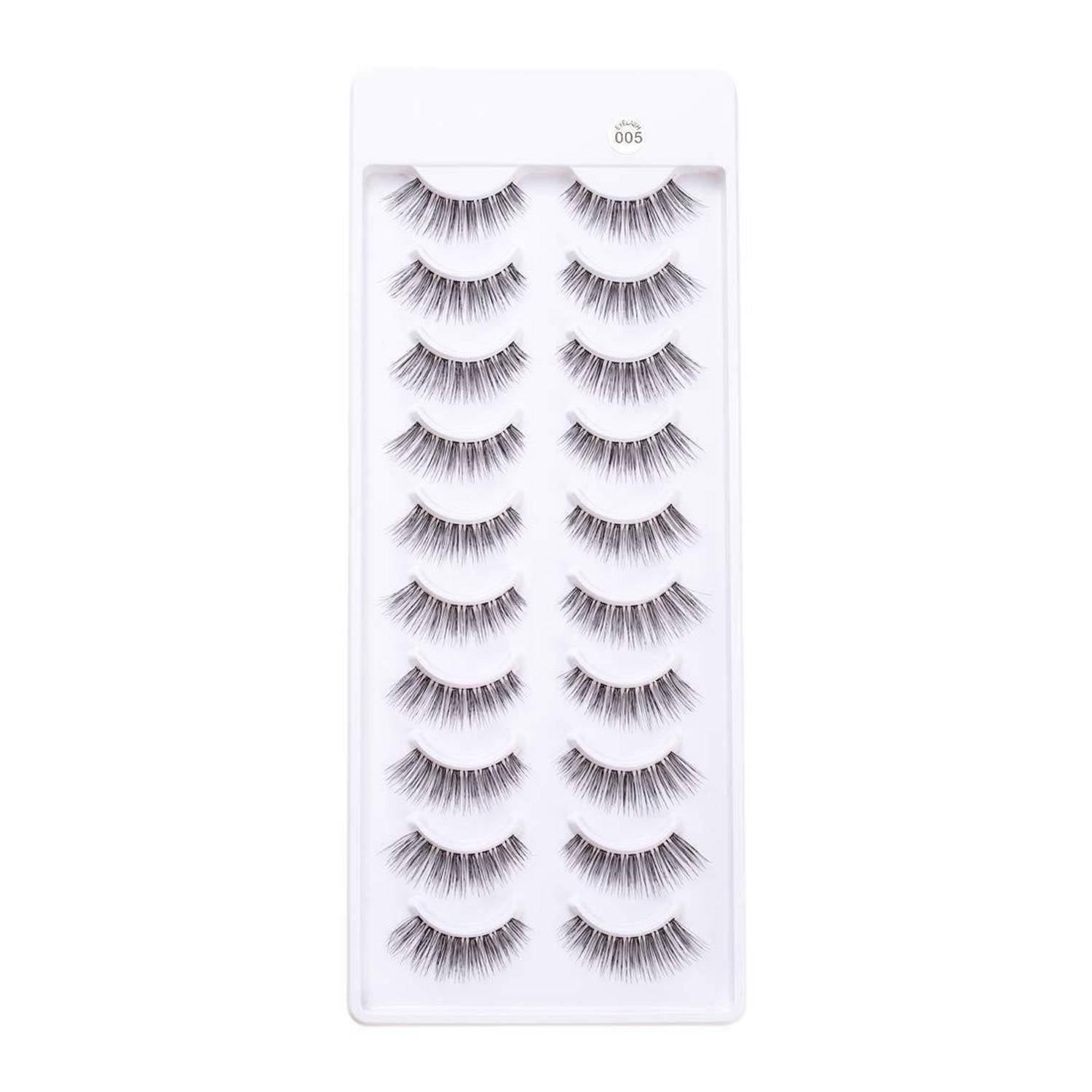 Packung mit künstlichen Wimpern in einem durchsichtigen Kunststoffgehäuse, beschriftet mit „005