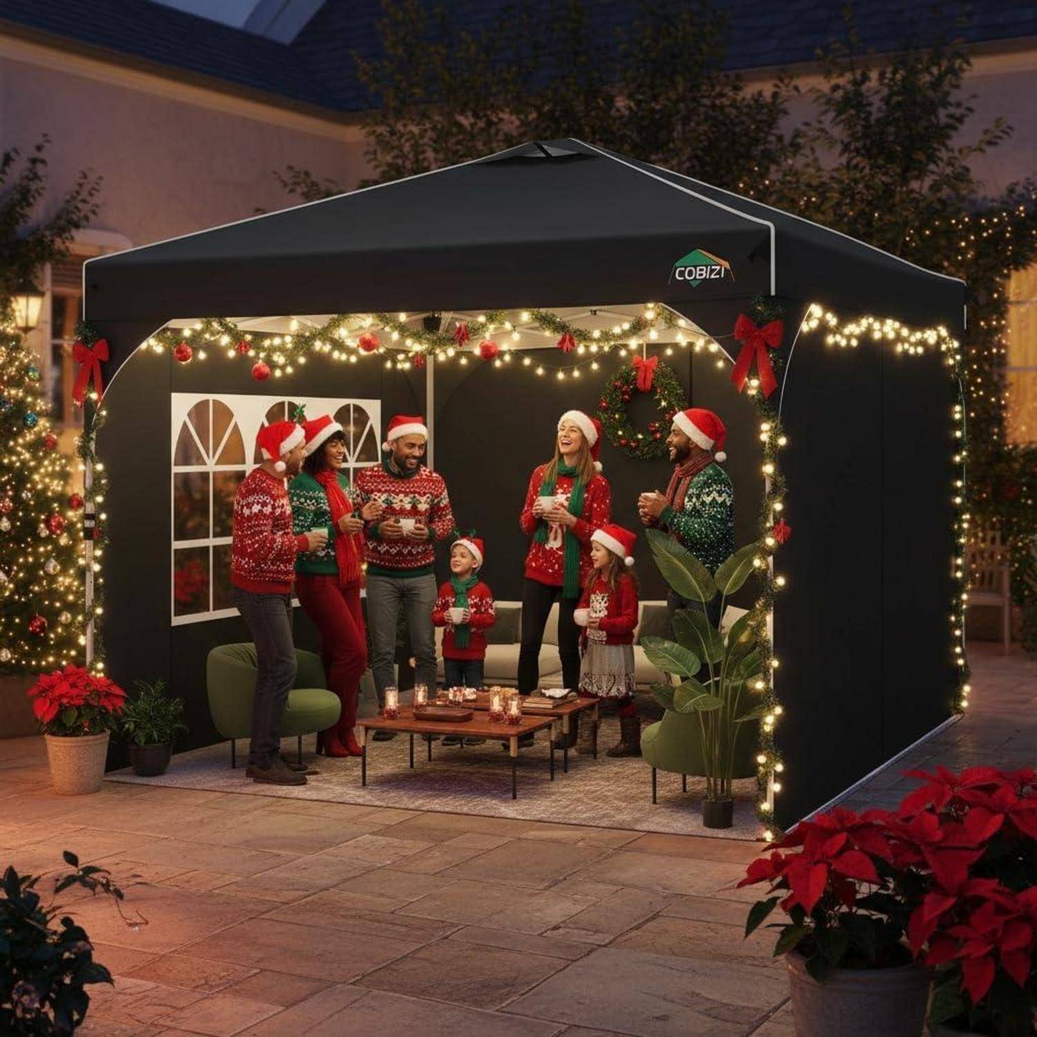 Menschen in Weihnachtsmützen und festlichen Pullovern versammeln sich in einer geschmückten Außenlaube mit Lichterketten und feiern Weihnachten um einen Couchtisch.