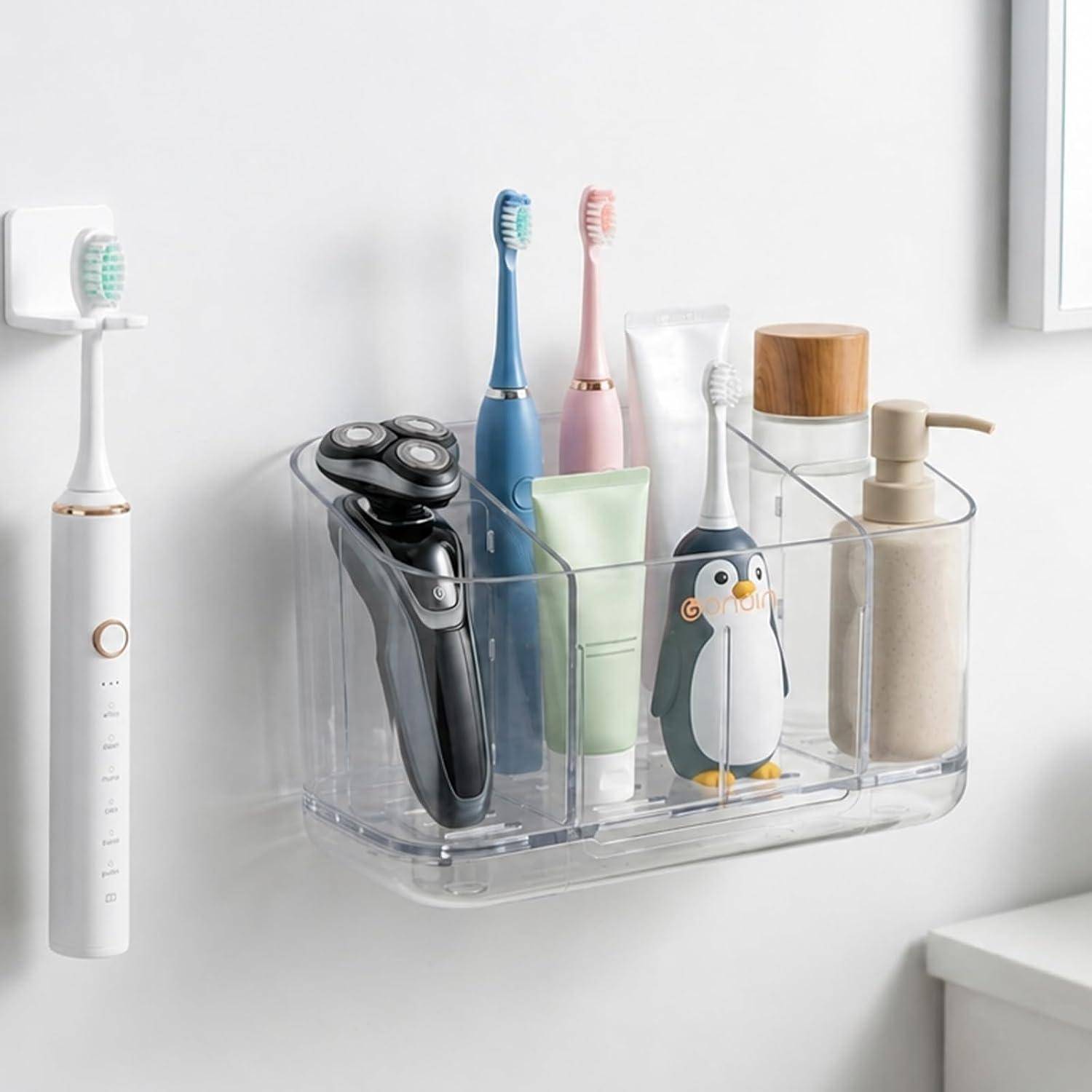 Badezimmer-Wandorganizer mit elektrischem Rasierer, Zahnbürsten, Zahnpasta, Seife und Seifenspender; eine Zahnbürste ist an der Wand daneben montiert.