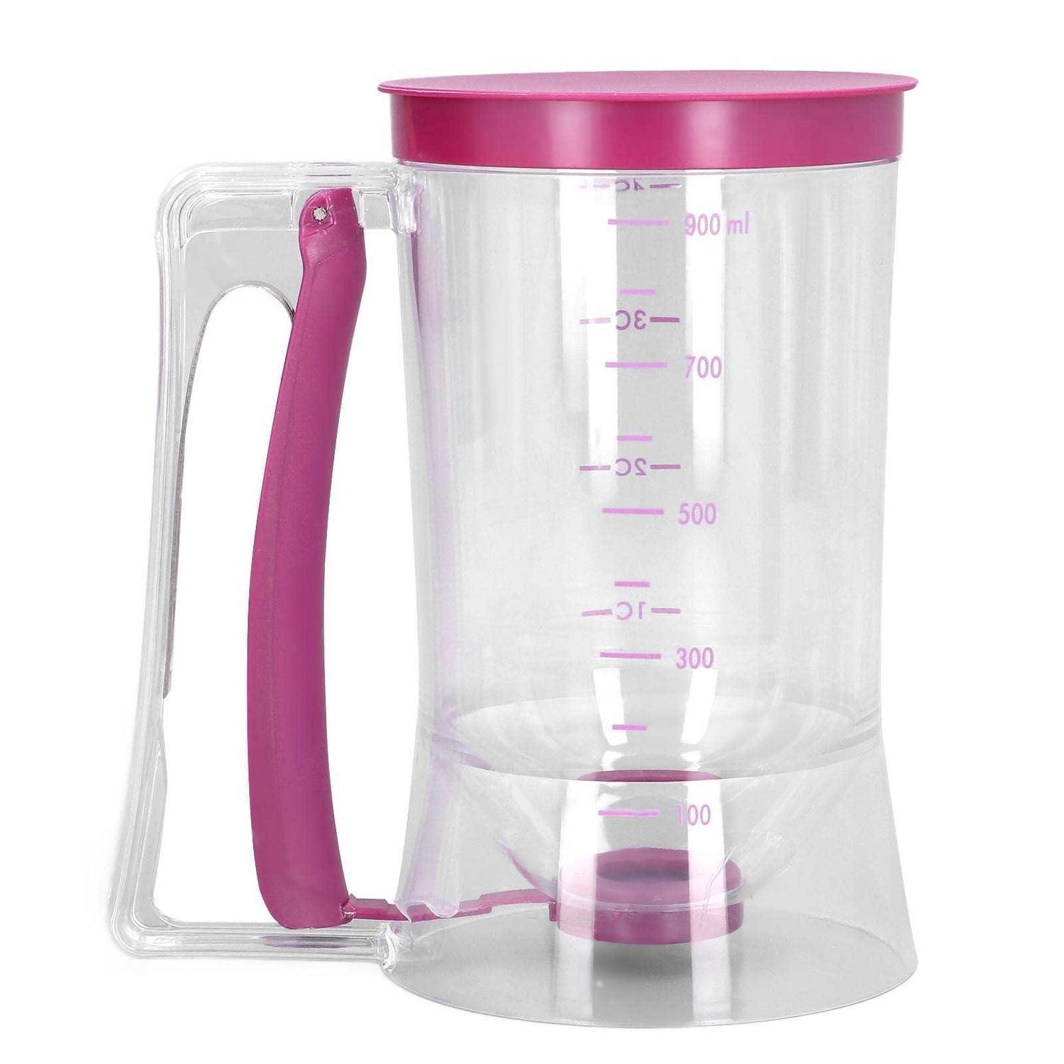 Transparenter Kunststoff-Messbehälter mit rosa Griff und Deckel, markiert bis 900 ml.