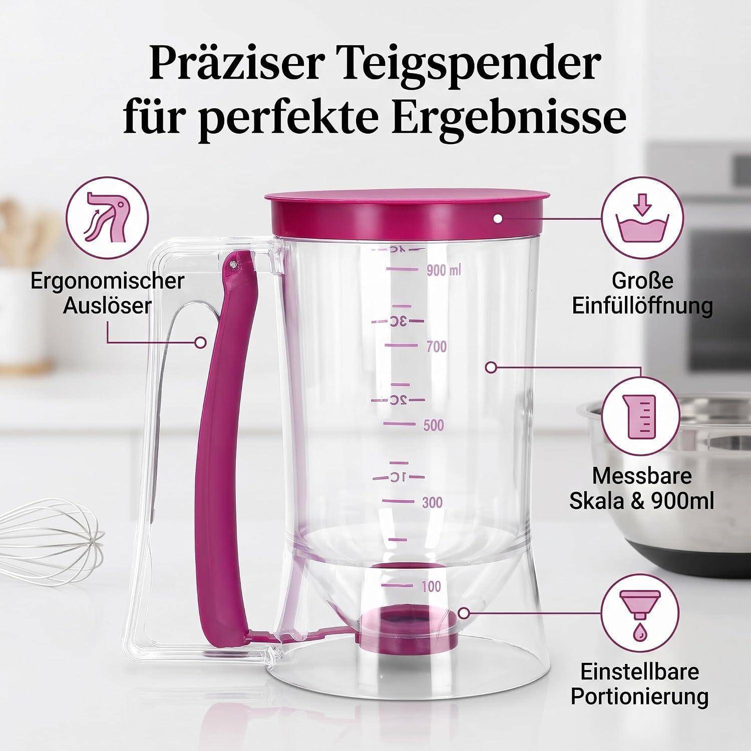 Kommentiertes Foto eines durchsichtigen magentafarbenen Teigportionierers mit deutscher Beschriftung, das den ergonomischen Griff, die große Füllöffnung, die messbare Skala bis 900 ml und die verstellbare Portionierung hervorhebt.