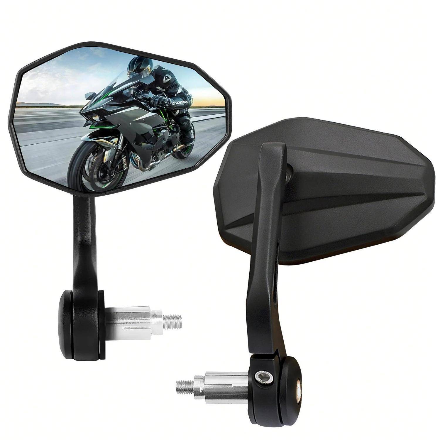 Paar schwarze Motorrad-Seitenspiegel, einer zeigt einen Fahrer, der im Spiegel reflektiert wird, auf weißem Hintergrund.