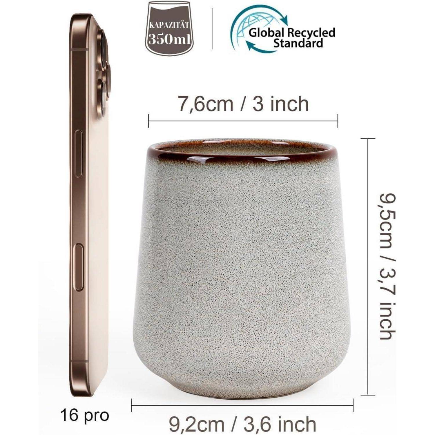 Produktbild einer 350-ml-Keramiktasse mit beschrifteten Abmessungen: 7,6 cm breit, 9,5 cm hoch und 9,2 cm Durchmesser der Basis; daneben ein Smartphone zur Größenangabe.