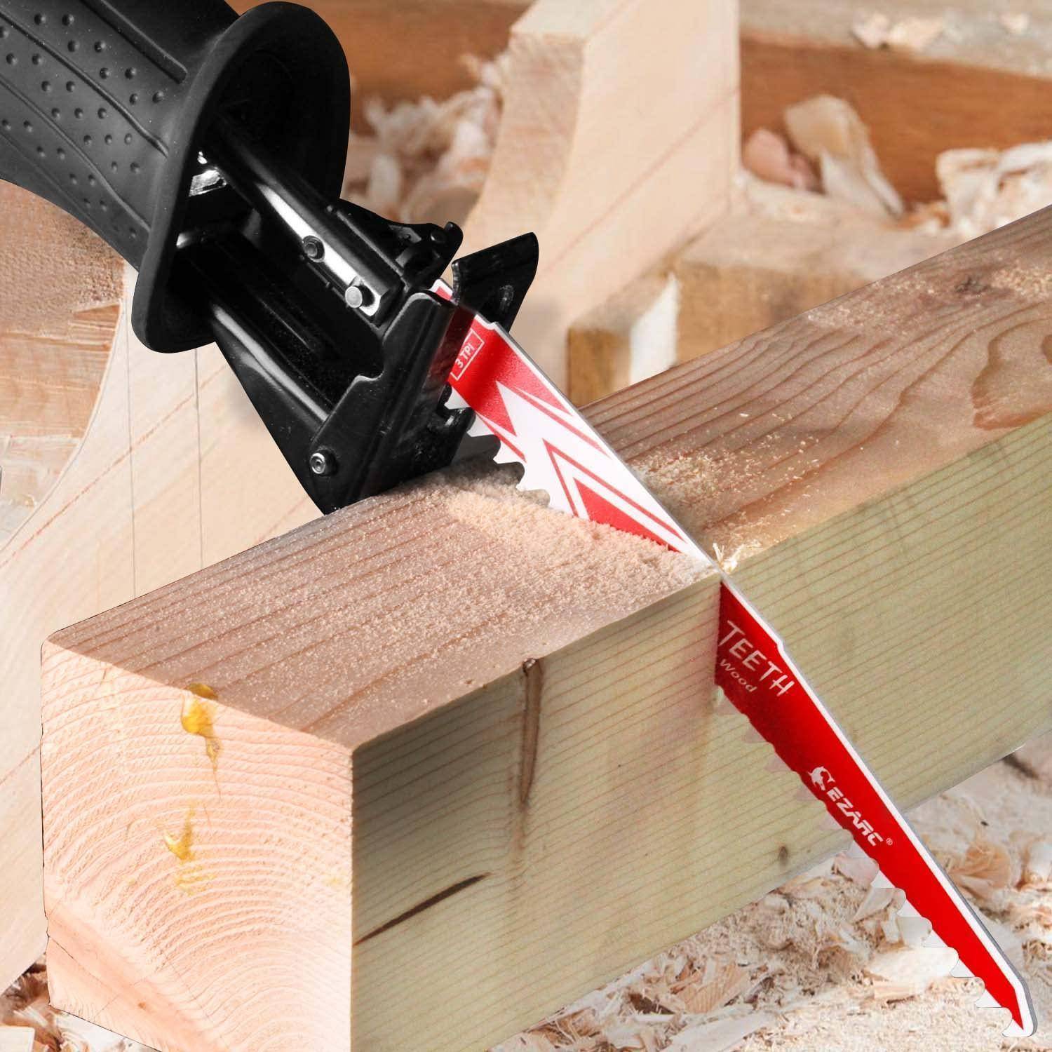 Säbelsäge schneidet durch einen dicken Holzbalken, mit Sägespänen im Arbeitsbereich.