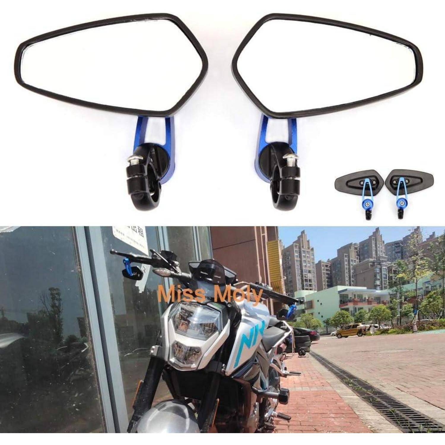 Motorrad-Seitenspiegel mit breiten schwarzen Rahmen und blauen Halterungen, dargestellt über einem geparkten Motorrad auf einem Gehweg einer Stadt mit Gebäuden im Hintergrund.