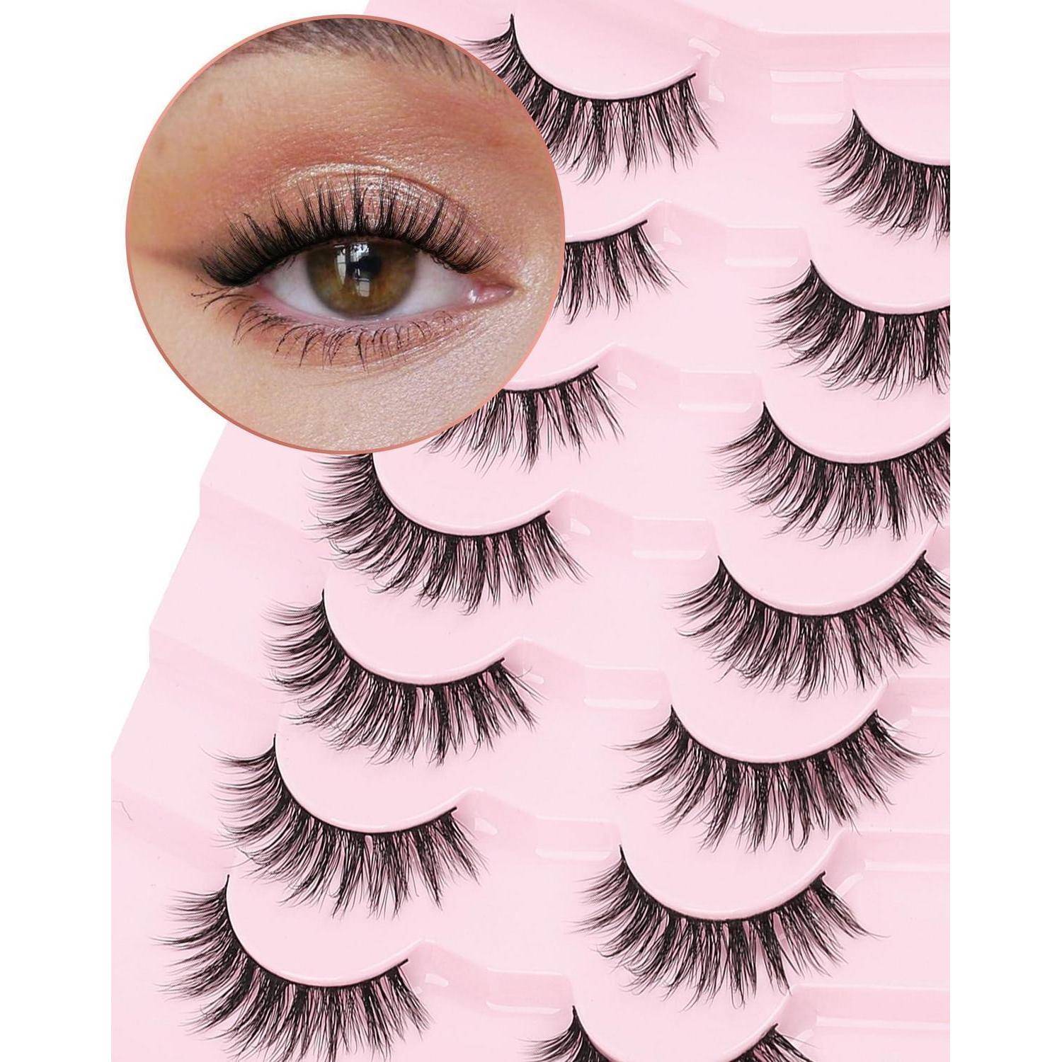 Rosa Anzeige von künstlichen Wimpernstreifen mit einer eingefügten Nahaufnahme eines menschlichen Auges mit langen aufgetragenen Wimpern.