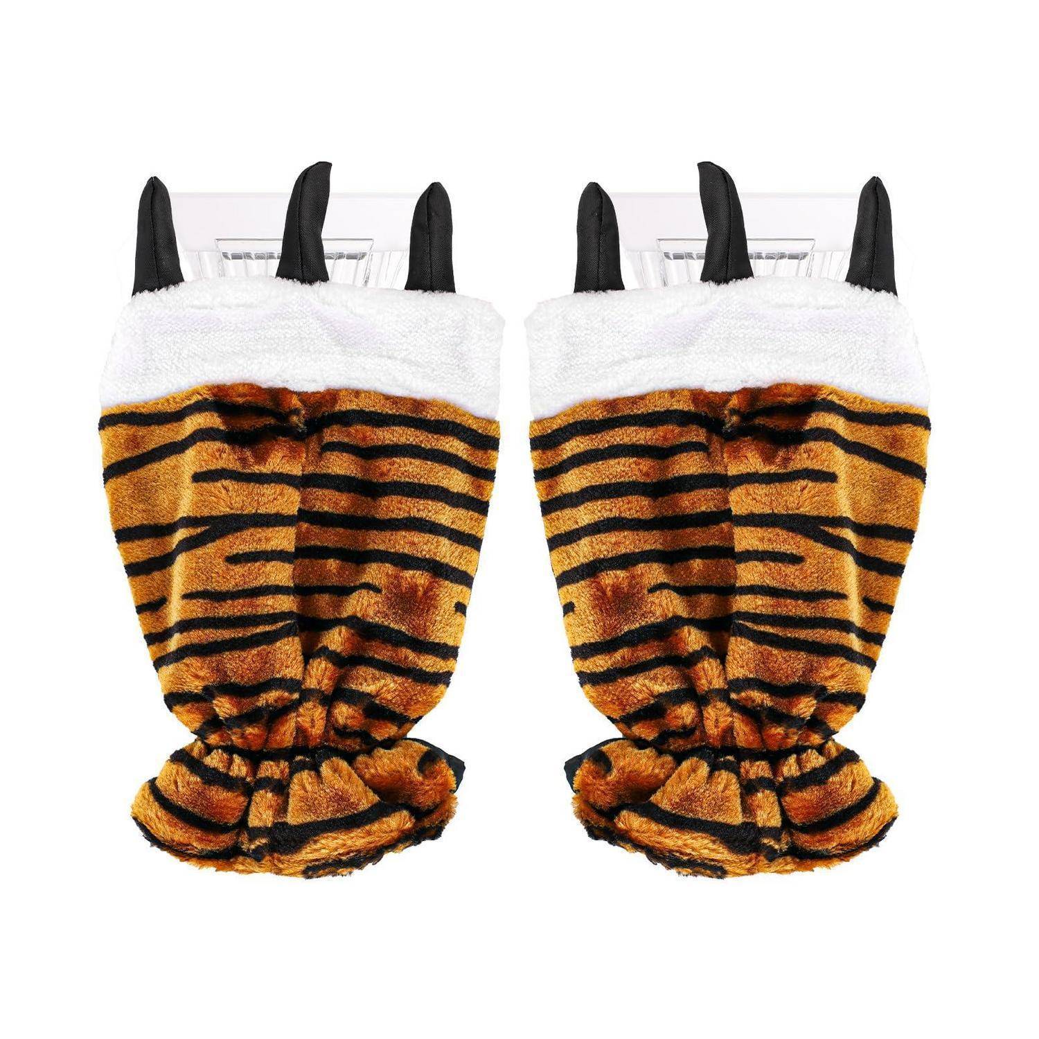 Paar gestreifter Plüsch-Ofenhandschuhe mit Tigerstreifen-Muster, schwarze fingerartige Oberteile und weiße Manschetten, nebeneinander auf neutralem Hintergrund gezeigt.