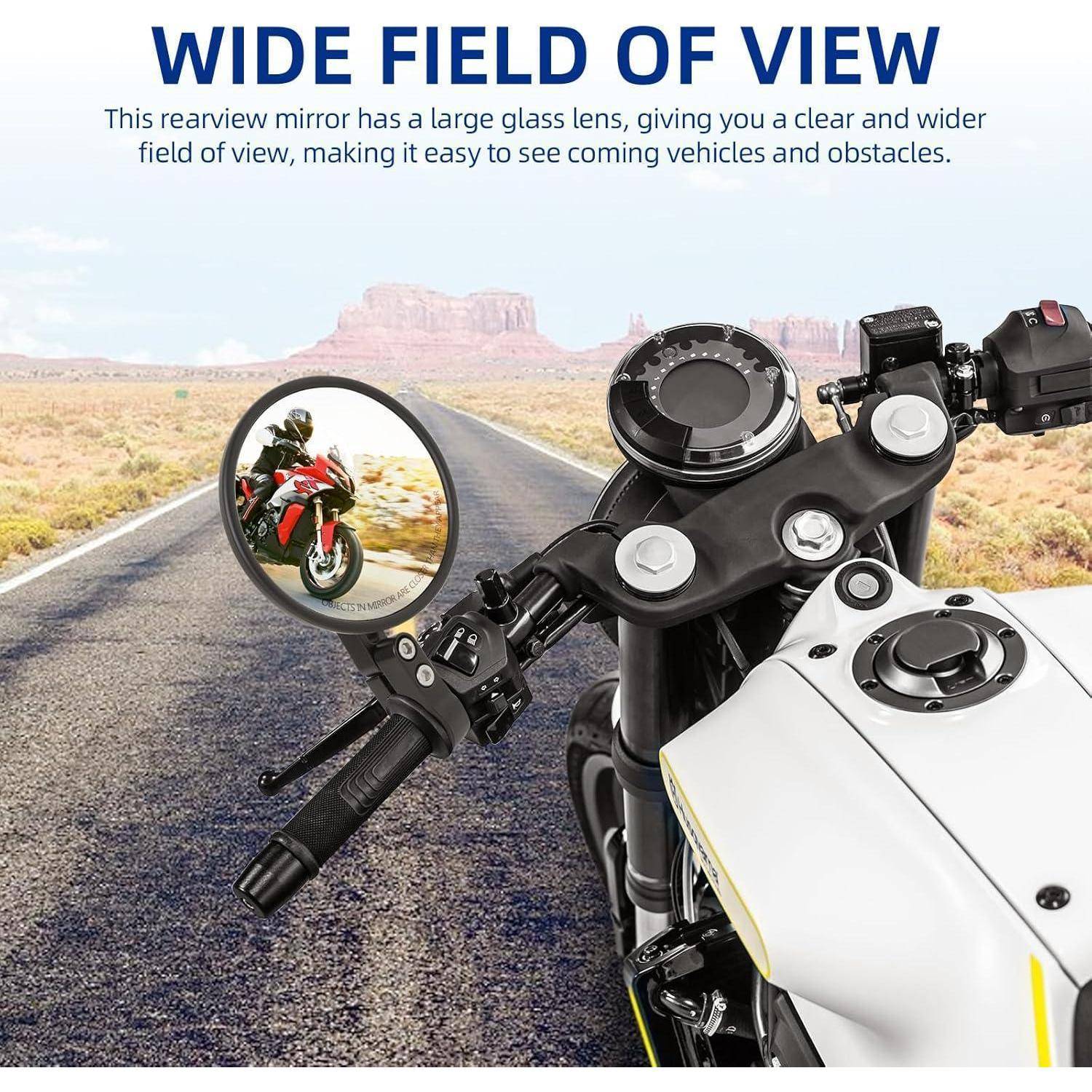 Motorrad-Rückspiegel mit großem Sichtfeld, das eine freie Straße und einen Fahrer zeigt, der sich spiegelt, wobei die verbesserte Sichtbarkeit zum Erkennen von Fahrzeugen und Hindernissen betont wird.