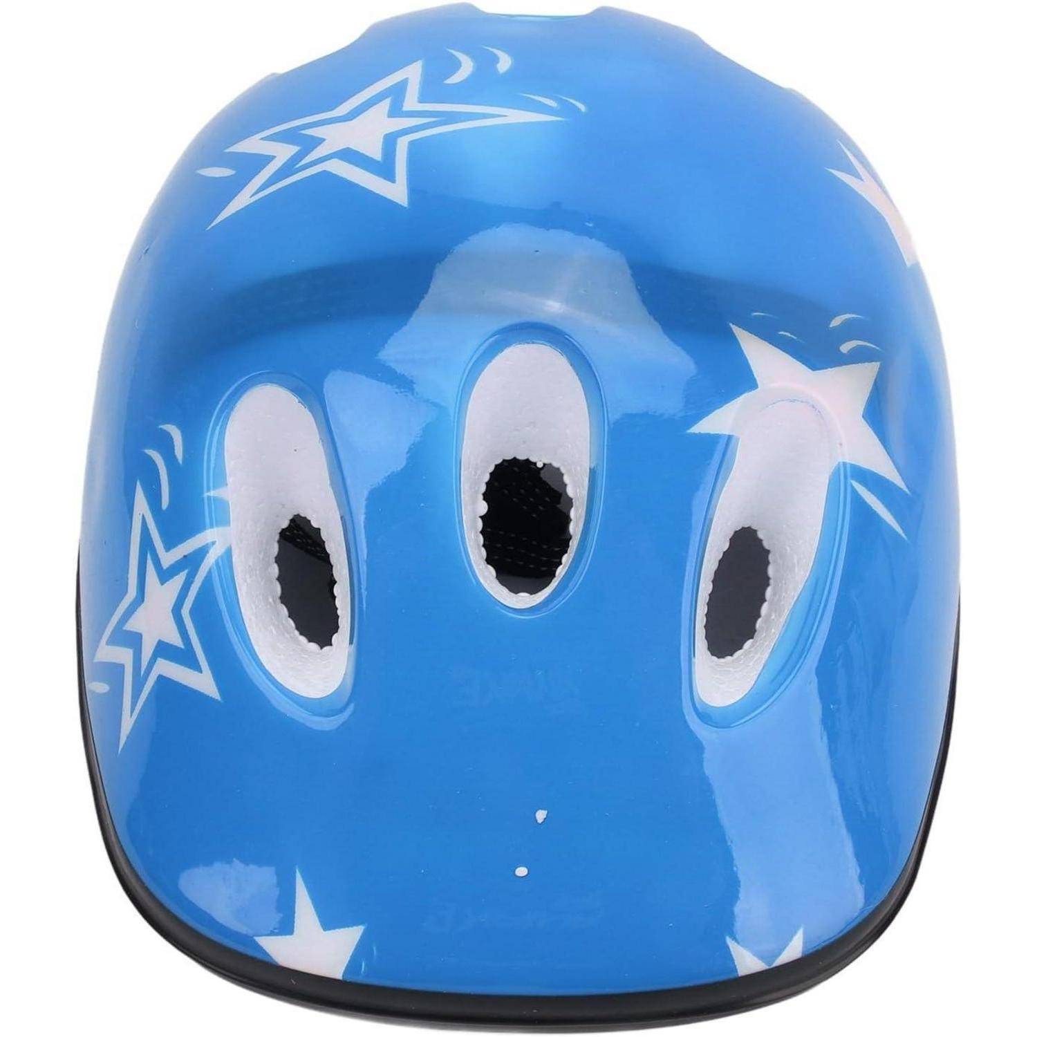 Blauer Kinderhelm mit weißen Sternen und Belüftungsöffnungen auf weißem Hintergrund.
