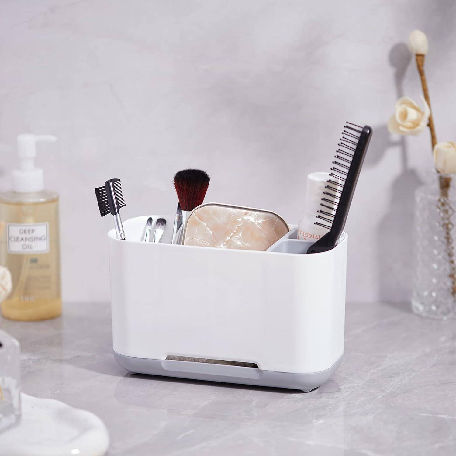 Weiße Arbeitsplatte-Organizer halten Makeup-Pinsel, Kämme und kleine Beauty-Artikel auf einer Marmorauflage.