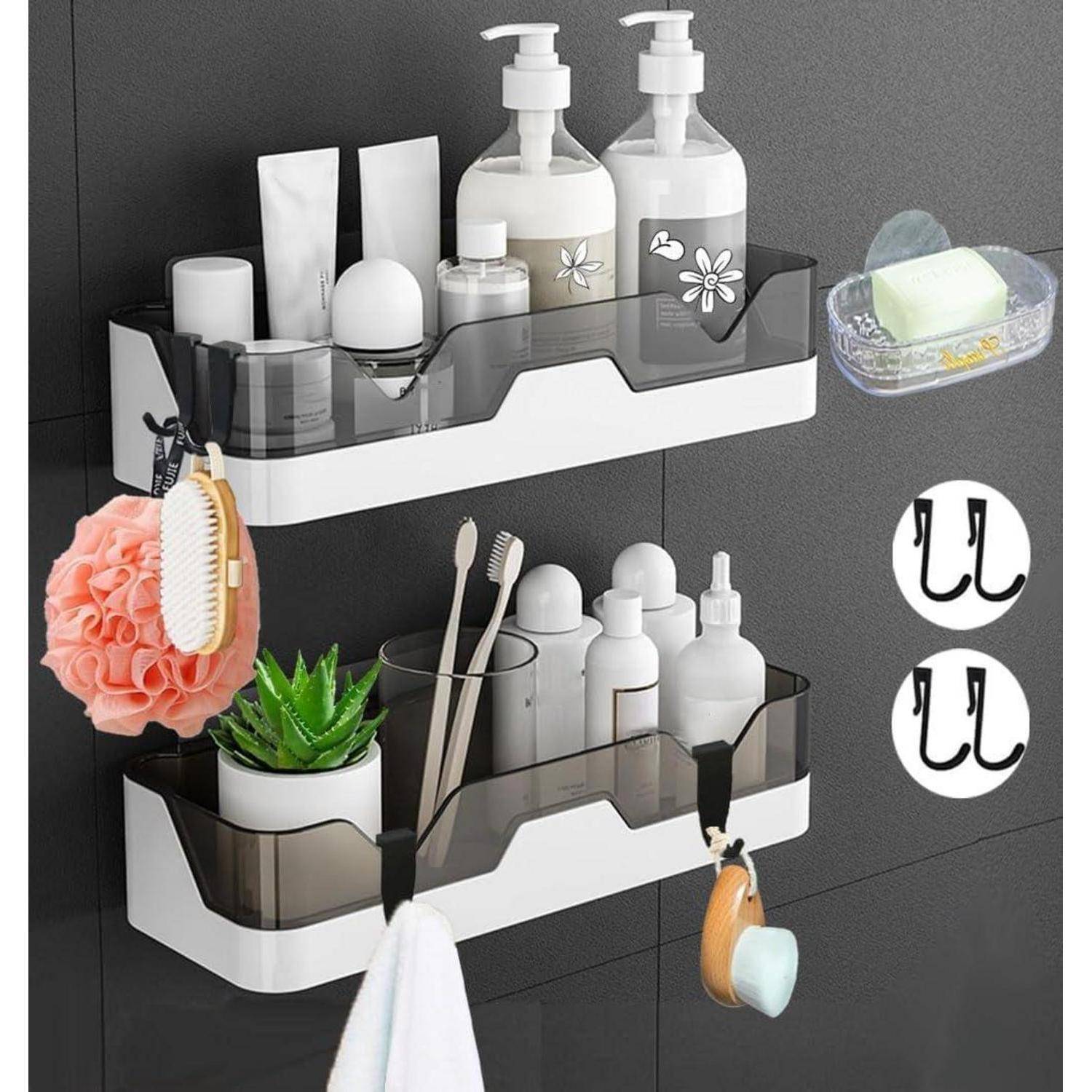 Zwei an der Wand montierte Badezimmerborde mit Toilettenartikeln, ausgestattet mit Seitenhaken und einer Seifenschale, dargestellt als organisierte Aufbewahrungslösung.