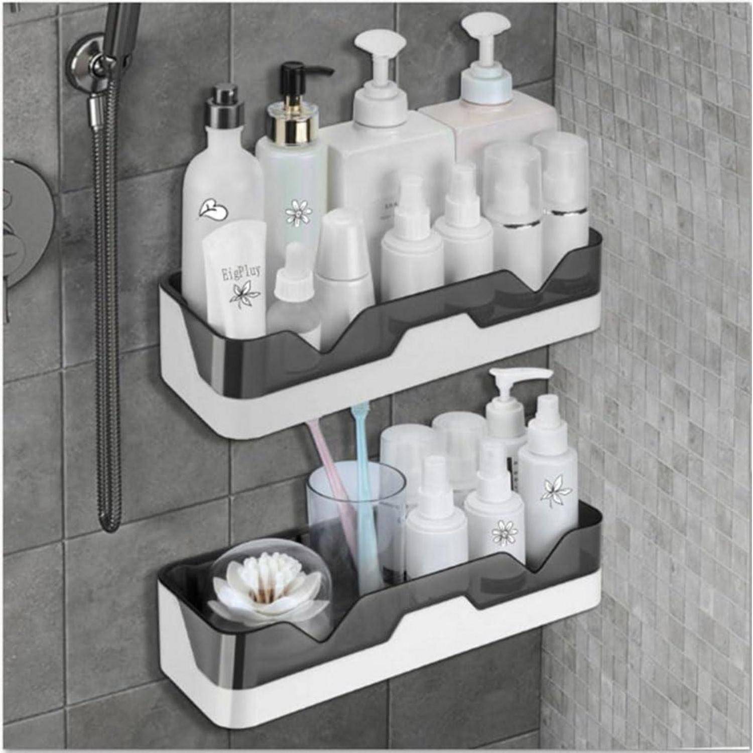 Zwei an der Wand montierte Badezimmerregale mit verschiedenen Flaschen, Pumpenspendern und Toilettenartikeln in einer Duschecke.