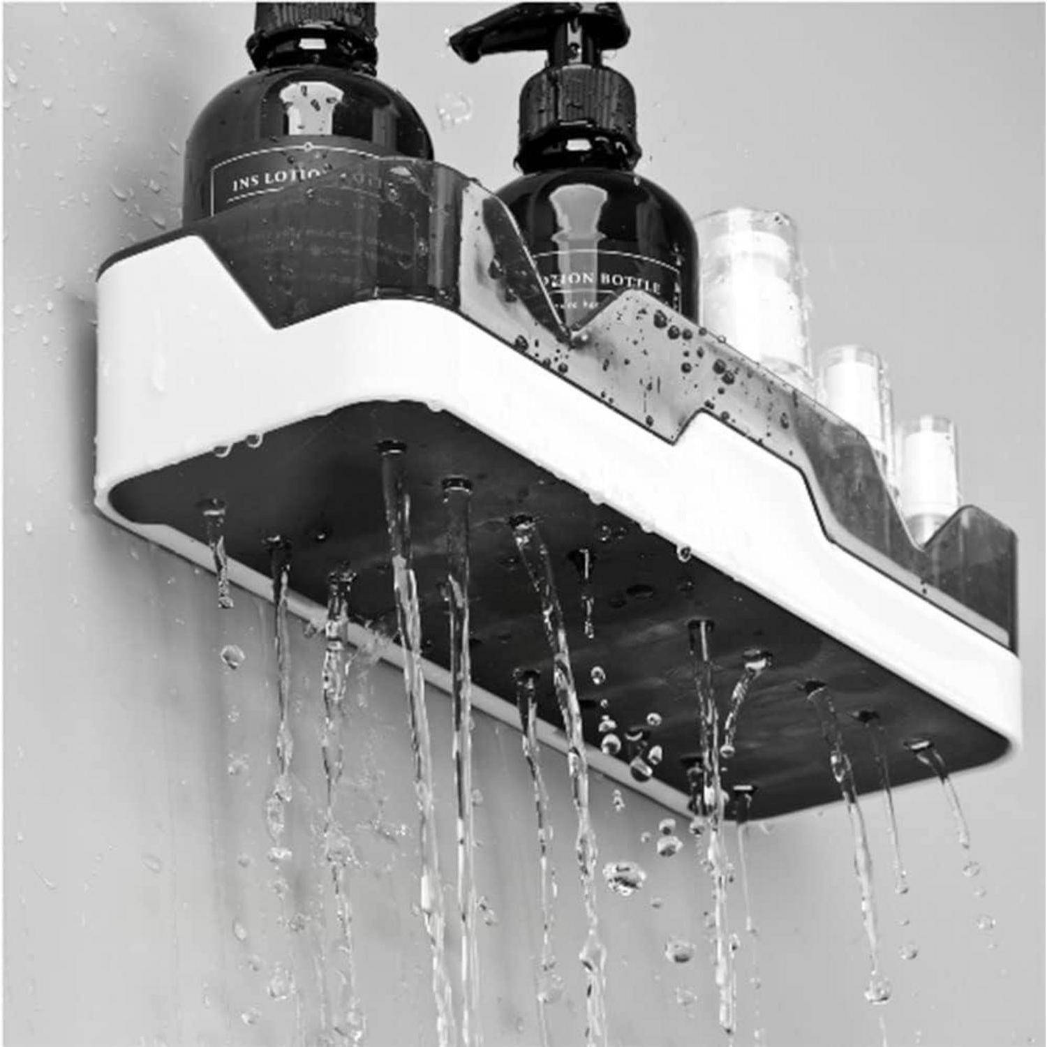 Wandmontierte Duschablage mit Flaschen als Wasserstrahlen durch Drainagelöcher auf eine Duschwand.