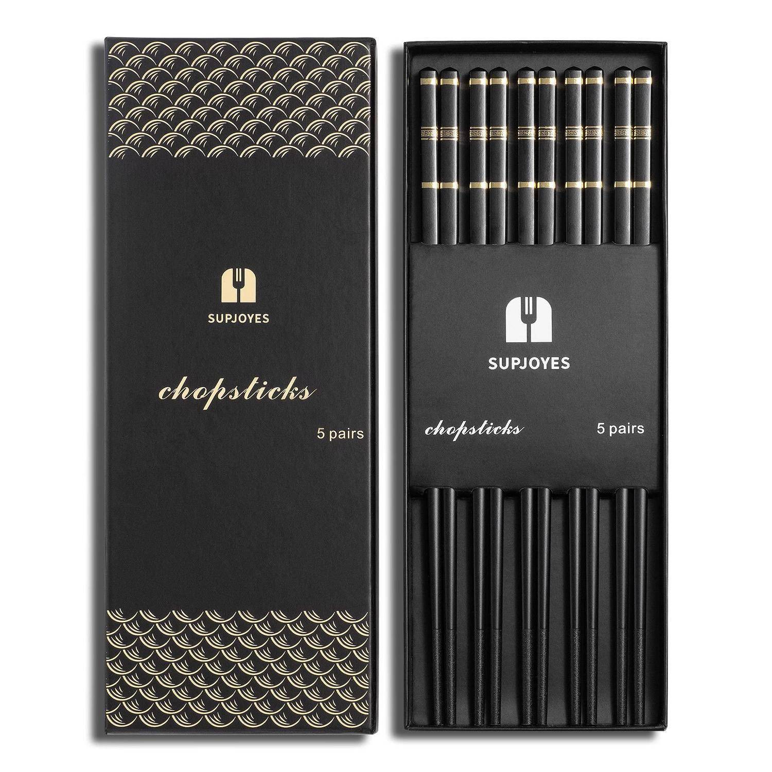 Schwarze SUPJOYES Stäbchen-Geschenkbox mit 5 Paar schwarz-goldenen Stäbchen, angezeigt in einem offenen Behälter.