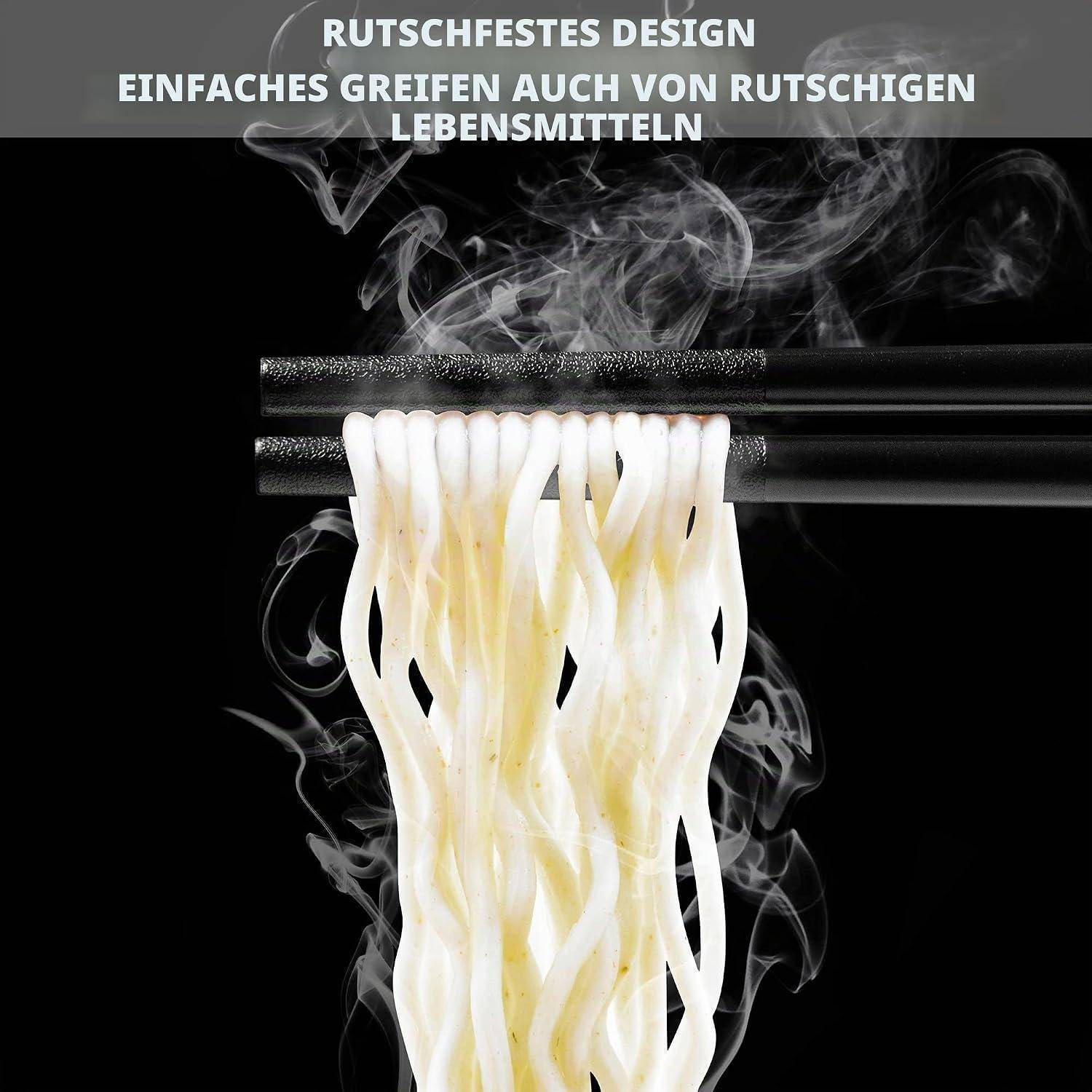 Essstäbchen halten dampfende Nudeln, mit deutschem Text, der ein rutschfestes Design zum Greifen von rutschigen Lebensmitteln bewirbt.