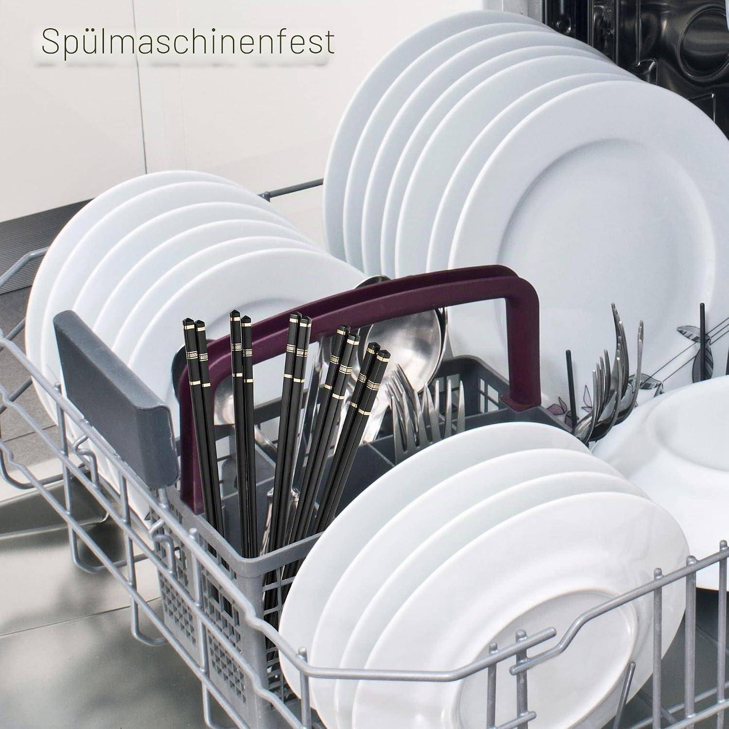 Spülmaschine beladen mit Stapeln weißer Teller, Schüsseln und Besteck im oberen Gestell; Text lautet „Spülmaschinenfest".