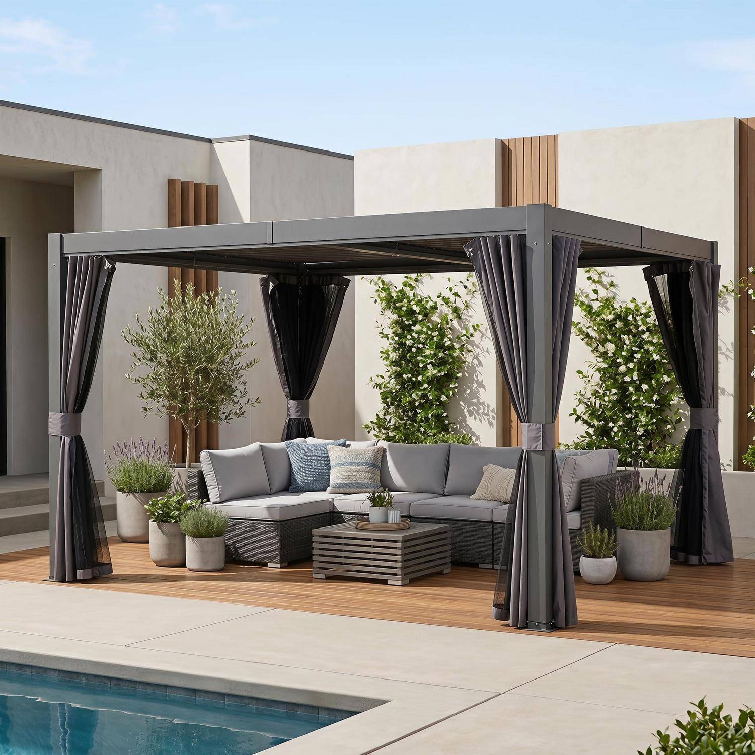 Moderner Patio neben einem Pool mit einem grauen Modulsofa unter einem pergola-ähnlichen Baldachin, umgeben von Topfpflanzen und einem Holzbelag.