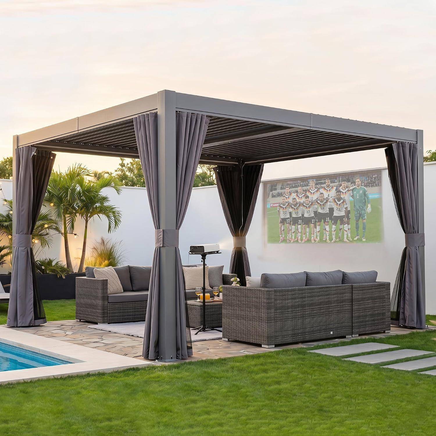 Überdachter Terrassenpavillon mit grauen Vorhängen und Korbmöbeln neben einem Pool, mit einem Fußballmannschaftsfoto an der Rückwand.