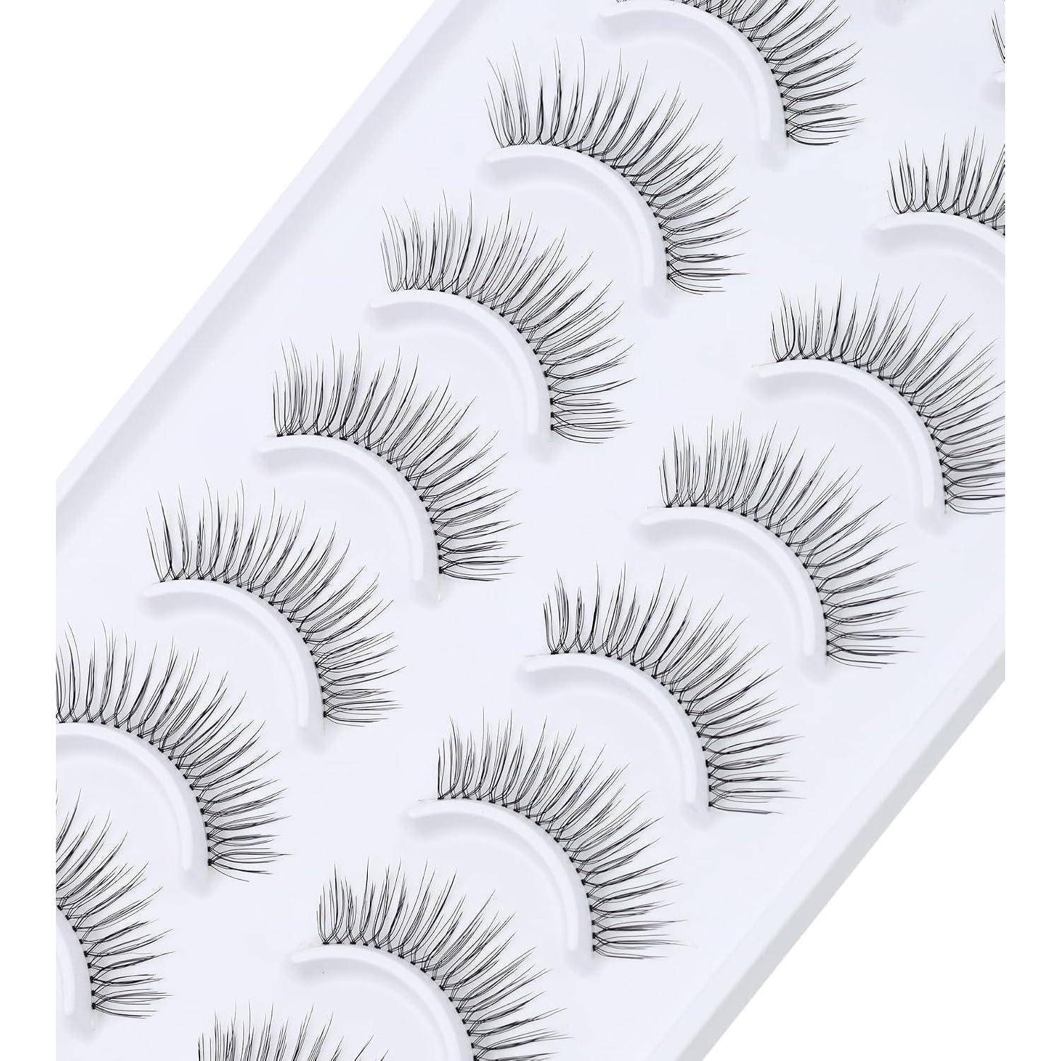 Tablett mit künstlichen Wimpern, die in Reihen auf weißen Kunststoffhaltern angeordnet sind und mehrere Wimpernstile für kosmetische Zwecke zeigen.