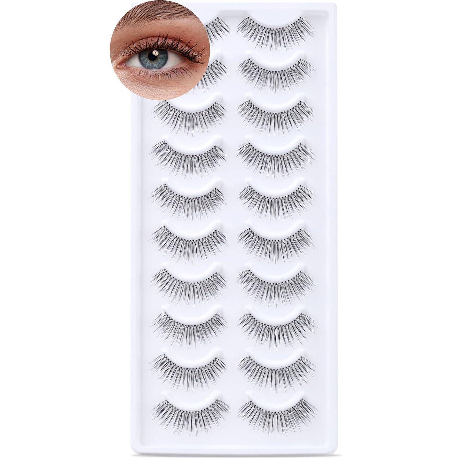 Tablett mit Kunstwimpernstreifen in mehreren Stilen, mit einer kreisförmigen Vergrößerung, die zeigt, wie ein Wimpernpaar auf einem Auge aussieht.