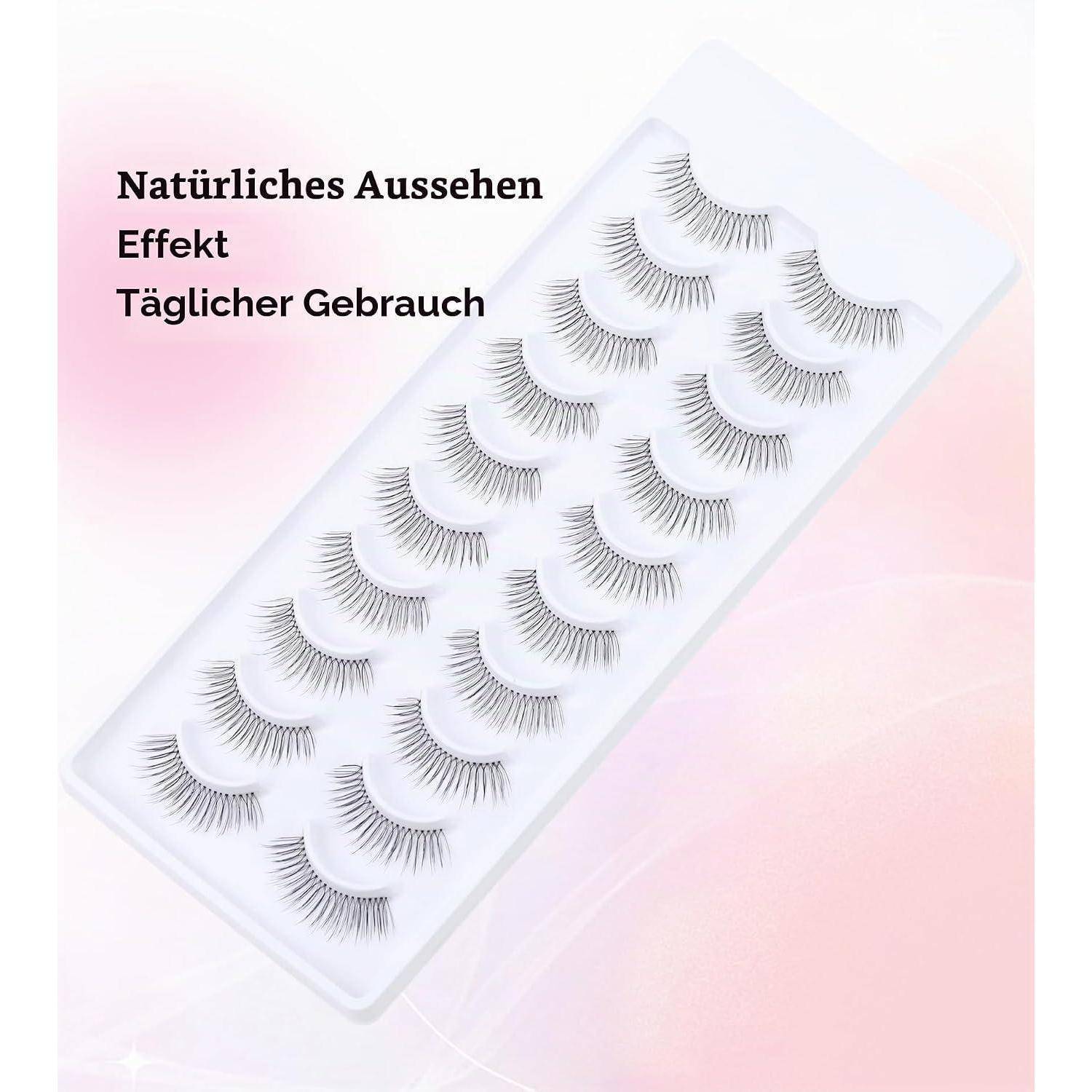 Falscher Wimpernset in einem weißen Tablett mit deutschem Text: 'Natürliches Aussehen', 'Effekt', 'Täglicher Gebrauch' auf rosa Hintergrund.