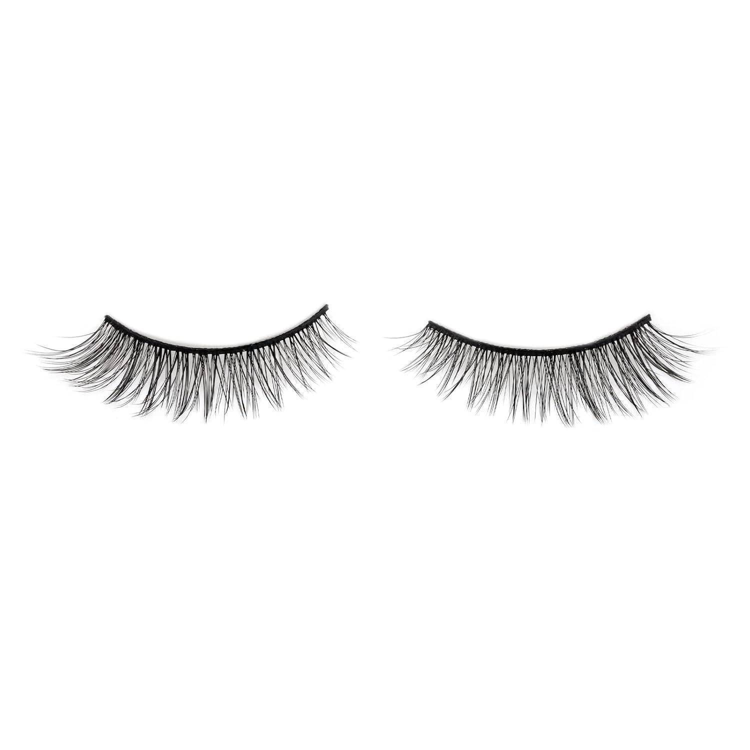 Zwei falsche Wimpernstreifen auf weißem Hintergrund, einer voller und länger als der andere.