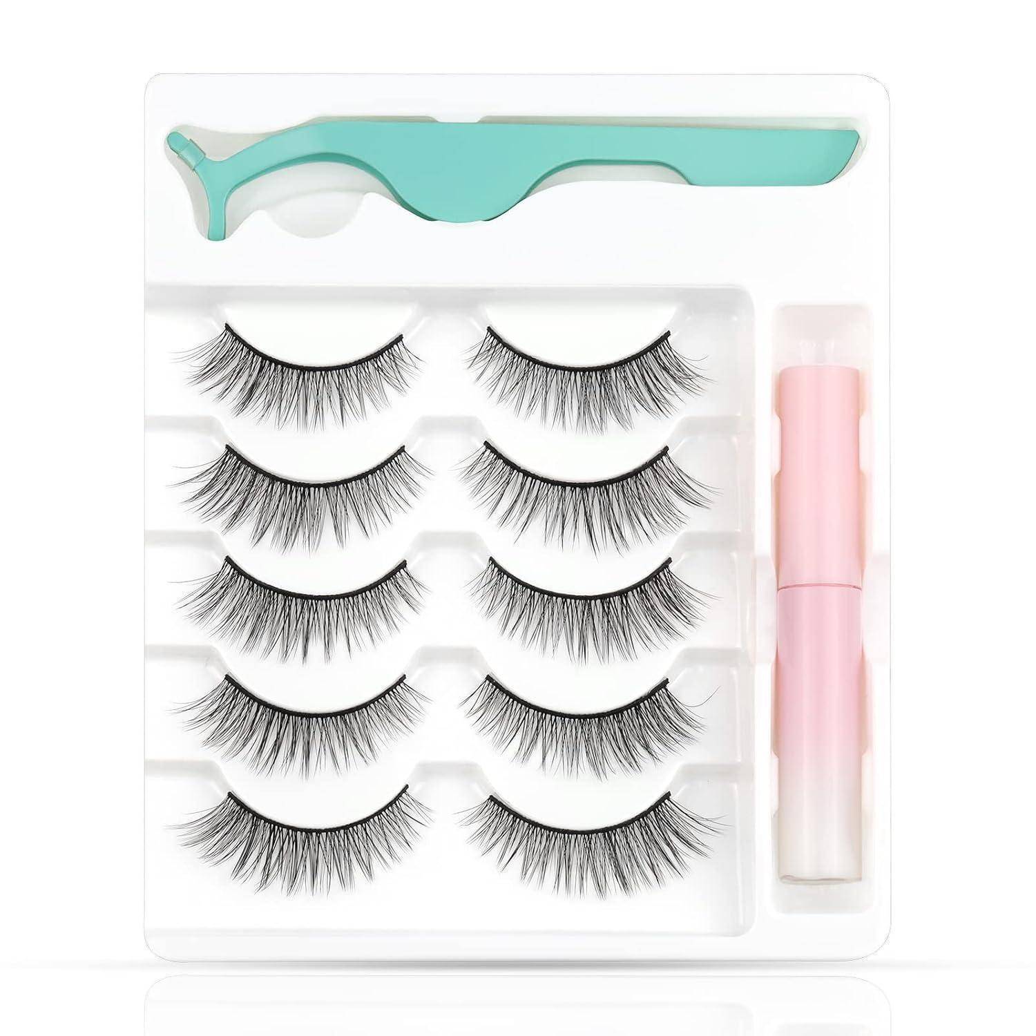 Künstliche Wimpern Set in durchsichtiger Box mit fünf Paar Wimpern, Applikatorwerkzeug und rosa Wimpernkleber.