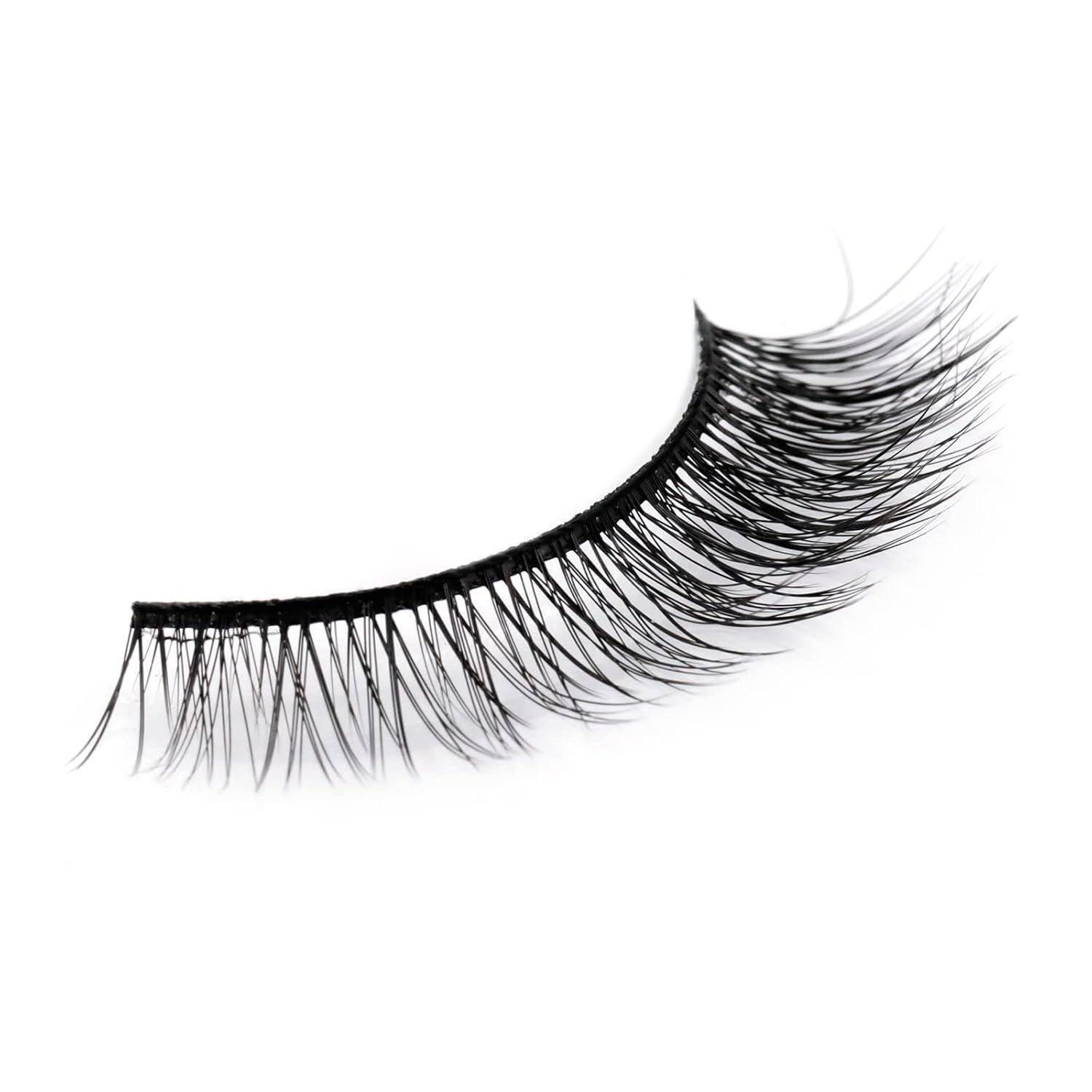 Ein einzelner falscher Wimpernstreifen auf weißem Hintergrund, mit langen, geschwungenen, feinen schwarzen Wimpern.
