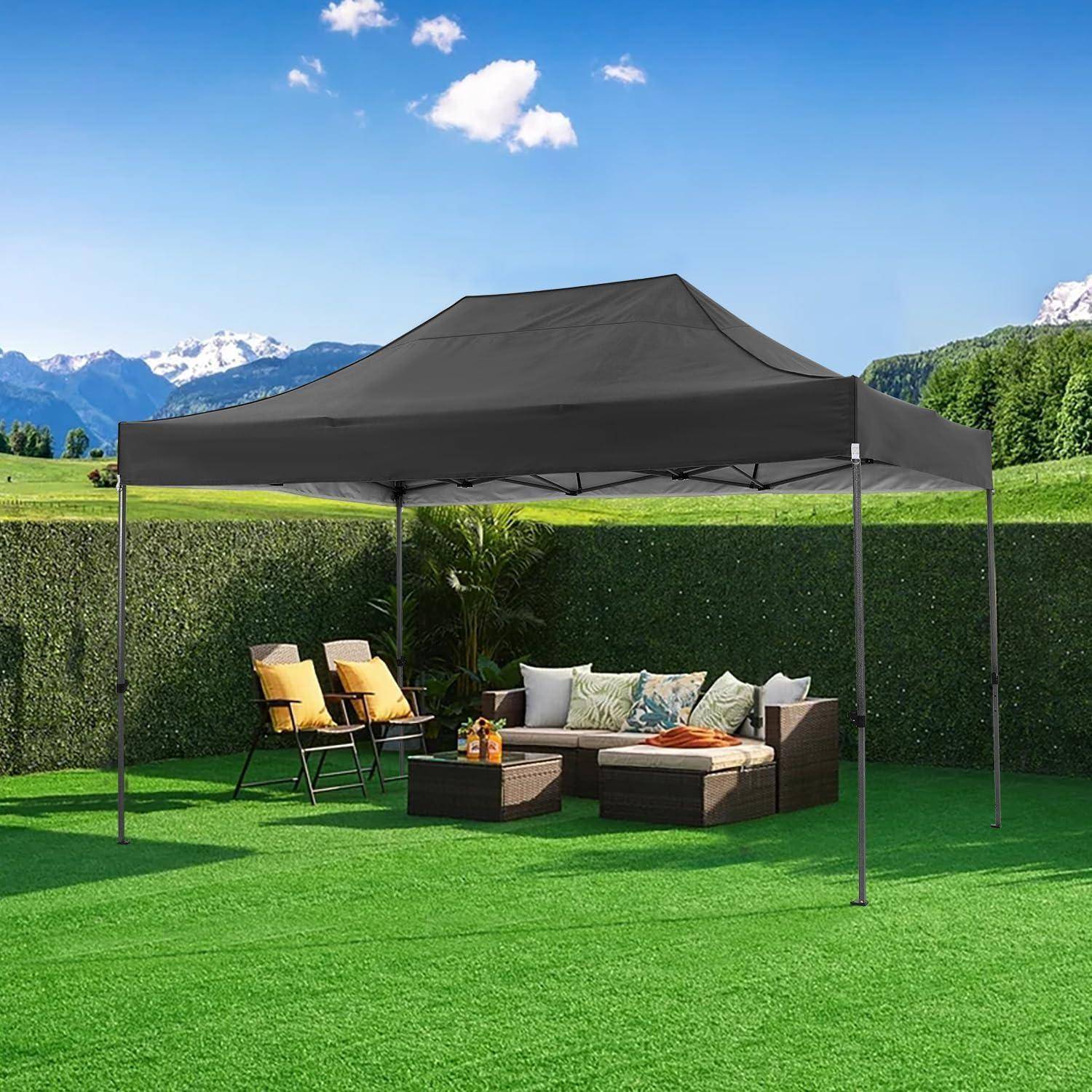 Schwarzes Außenzelt mit Sonnenschutz, das eine Terrassensitzecke mit Sofa, Stühlen und Couchtisch auf künstlichem Rasen beschattet.