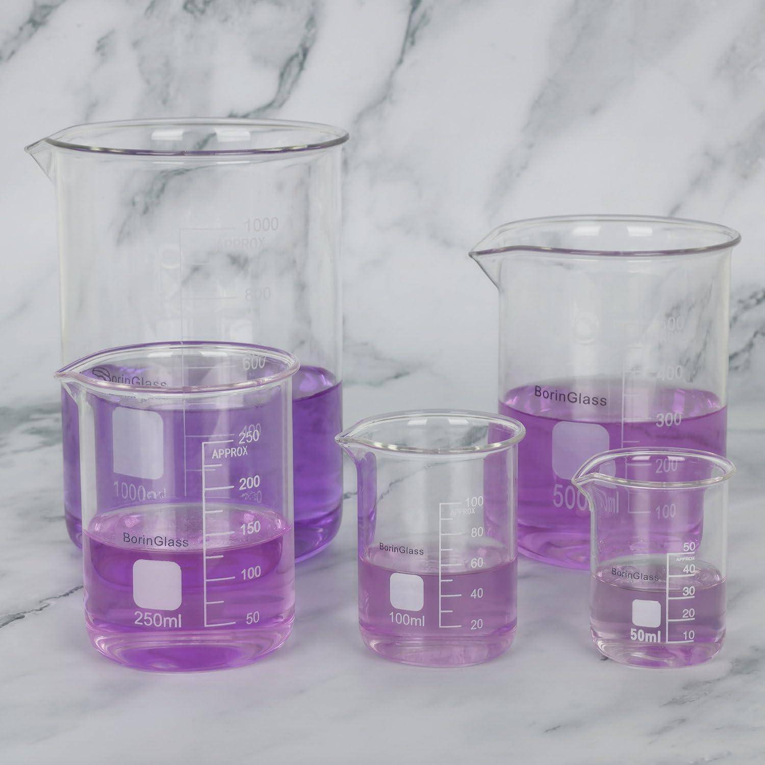Fünf abgestufte Glasbecher gefüllt mit violetter Flüssigkeit sind auf einer Marmoroberfläche angeordnet und zeigen unterschiedliche Größen von 50 ml bis 1000 ml.