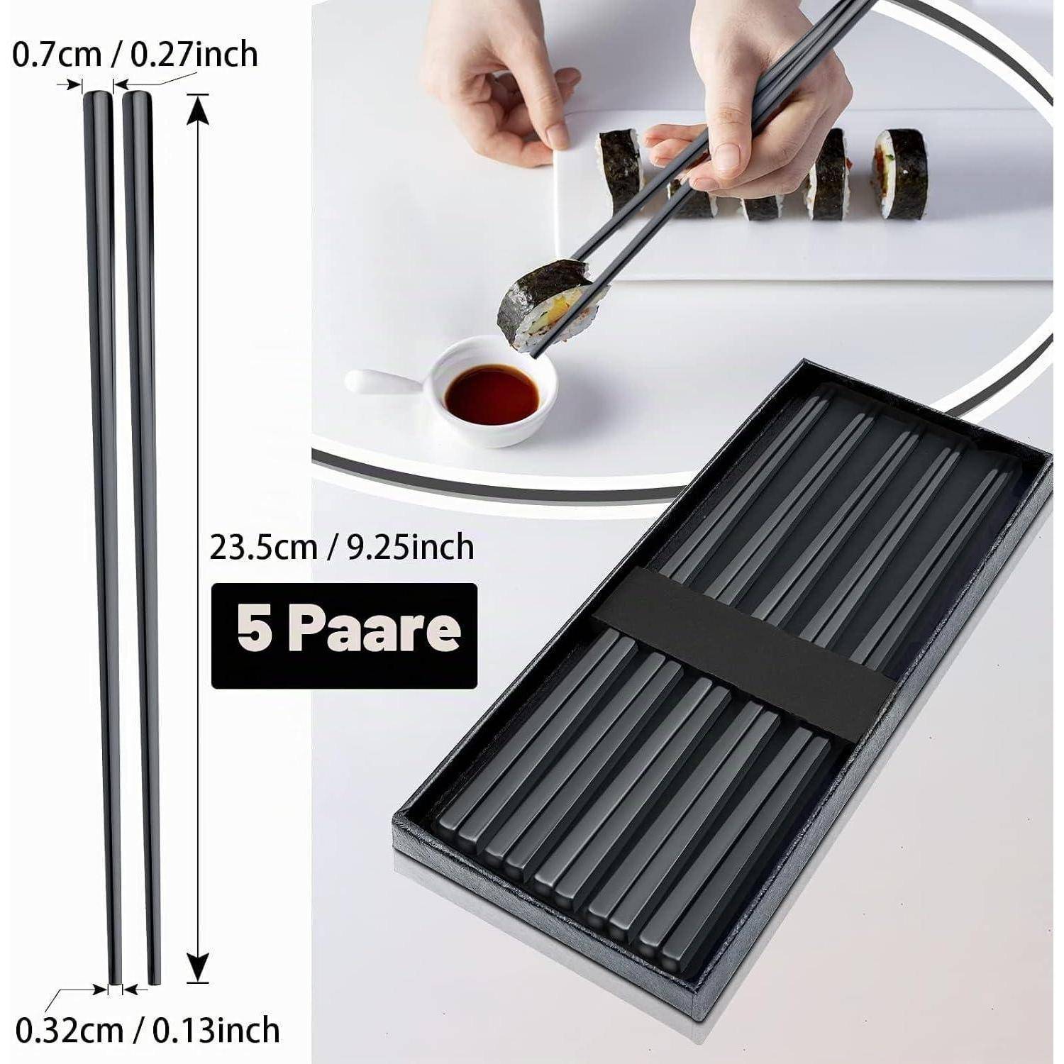 Produktabbildung von 5 Paaren schwarzen Sushi-Stäbchen, 23,5 cm lang, dargestellt mit Abmessungen und Sushi, das mit Dippsauce aufgenommen wird.