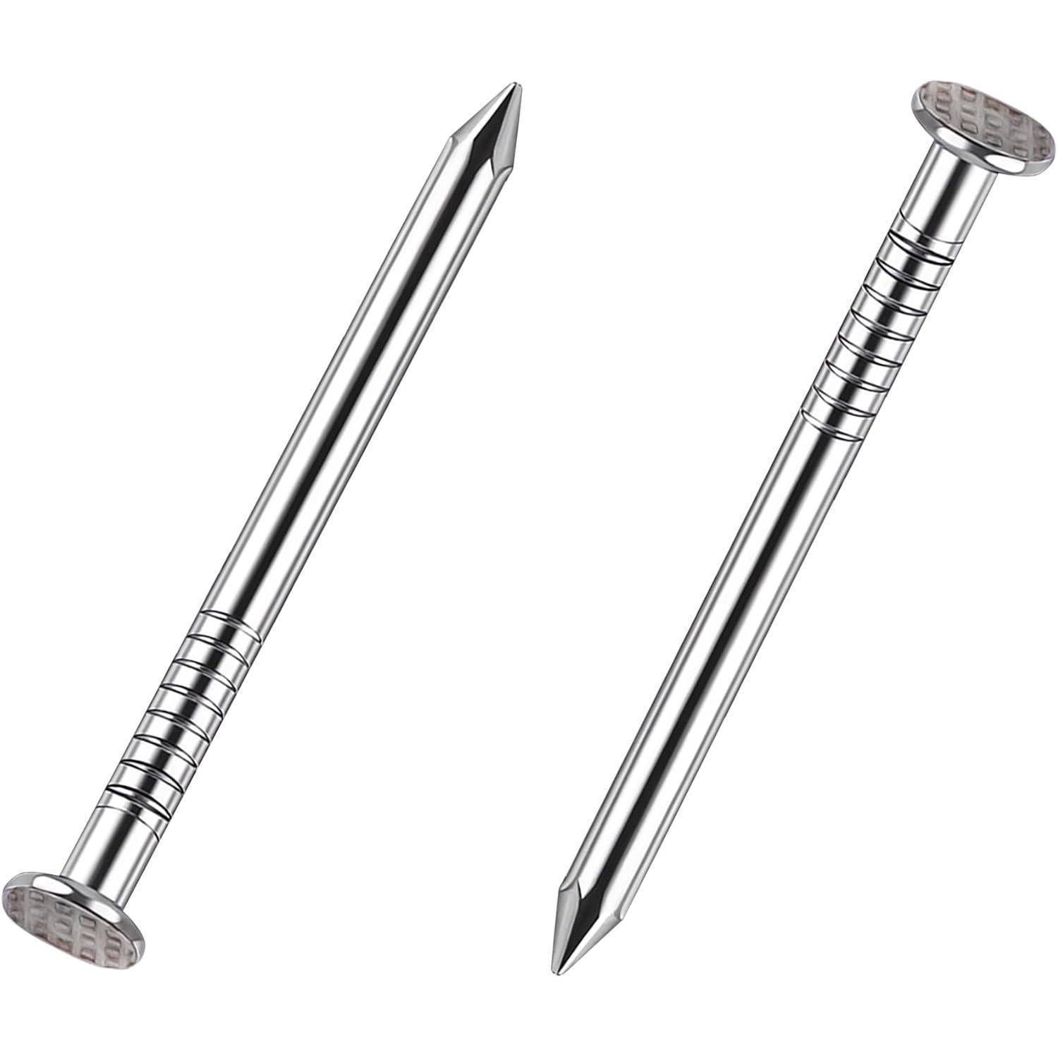 Zwei Ansichten eines silbernen, beidseitig spitzen Metall-Nagelkunst-Werkzeugs mit strukturierten runden Griffen und spitzen Enden auf weißem Hintergrund.