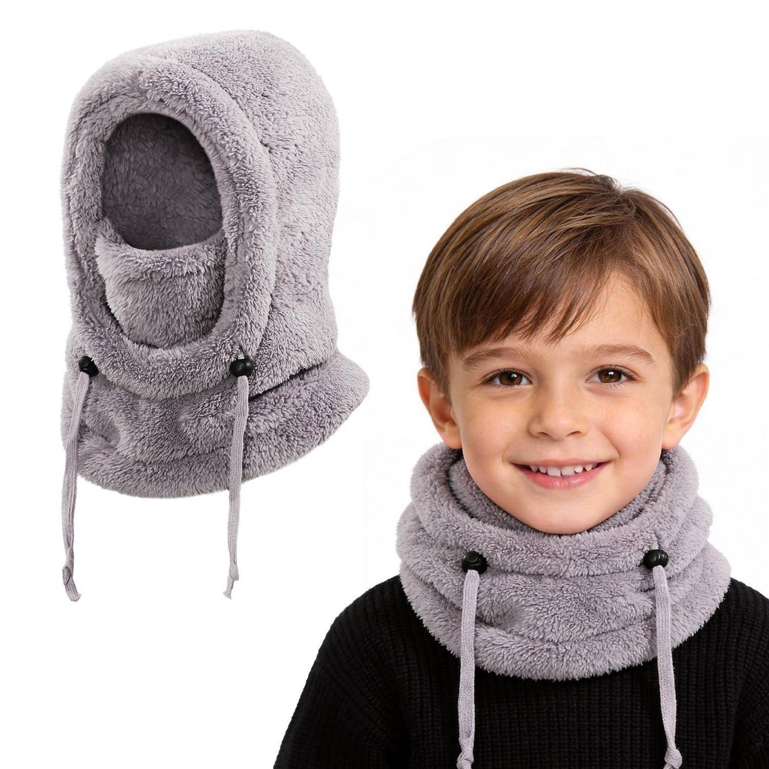Junger Junge, der einen grauen Plüsch-Halswärmer mit Kapuze trägt; neben ihm ist eine passende Sturmmaske im Balaclava-Stil zu sehen.