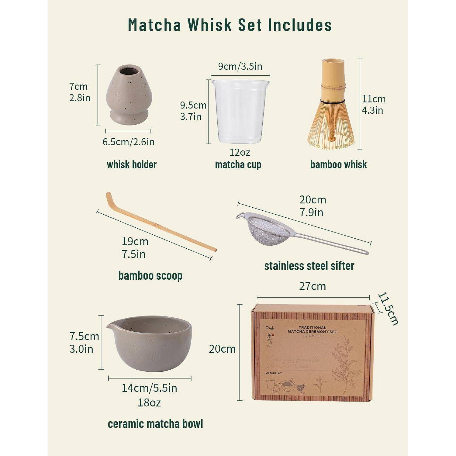 Illustration eines Matcha-Whisks-Sets bestehend aus einem Whisk-Halter, 12oz Matcha-Tasse, Bambus-Whisk, Bambus-Löffel, Edelstahl-Sieb, keramischer Matcha-Schale und Aufbewahrungsbox mit Maßangaben.