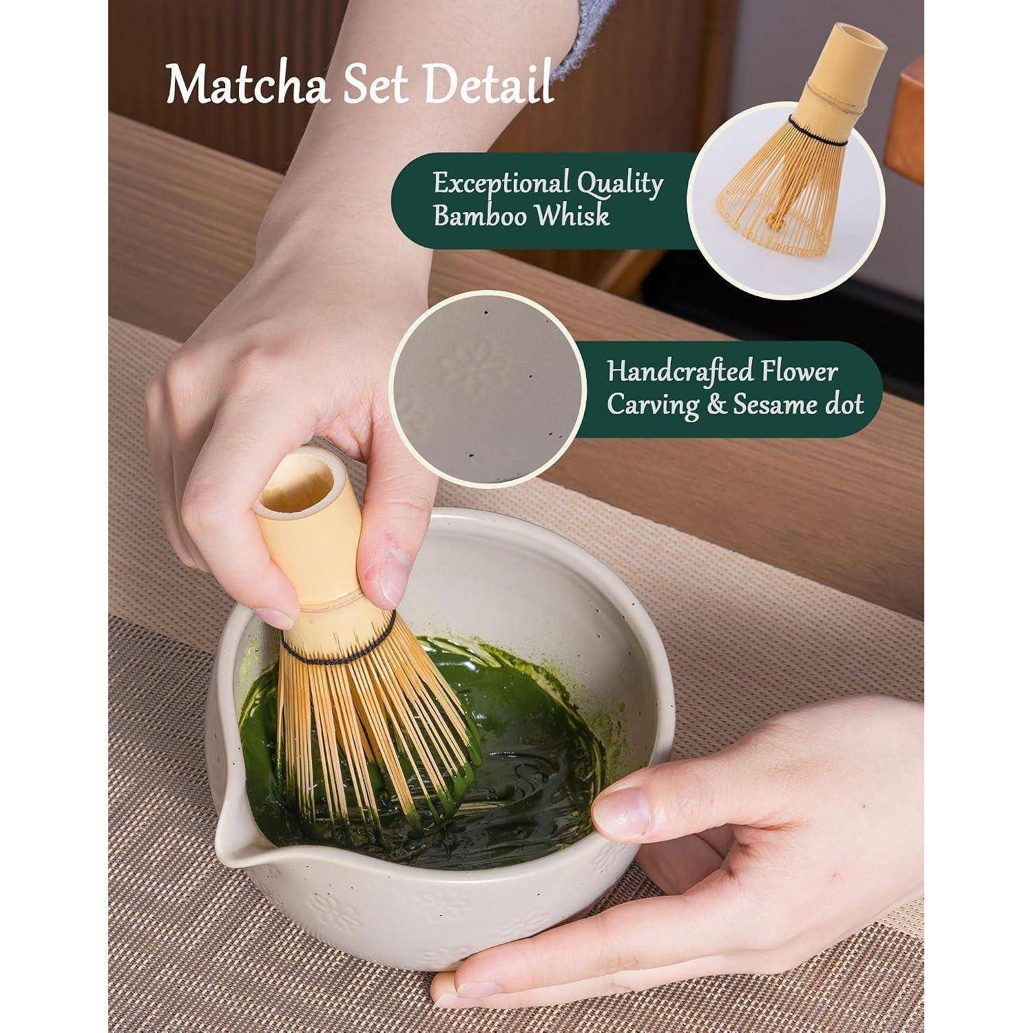 Hände, die Matcha in einer Schüssel mit einem Bambusquirl schlagen; Text hebt 