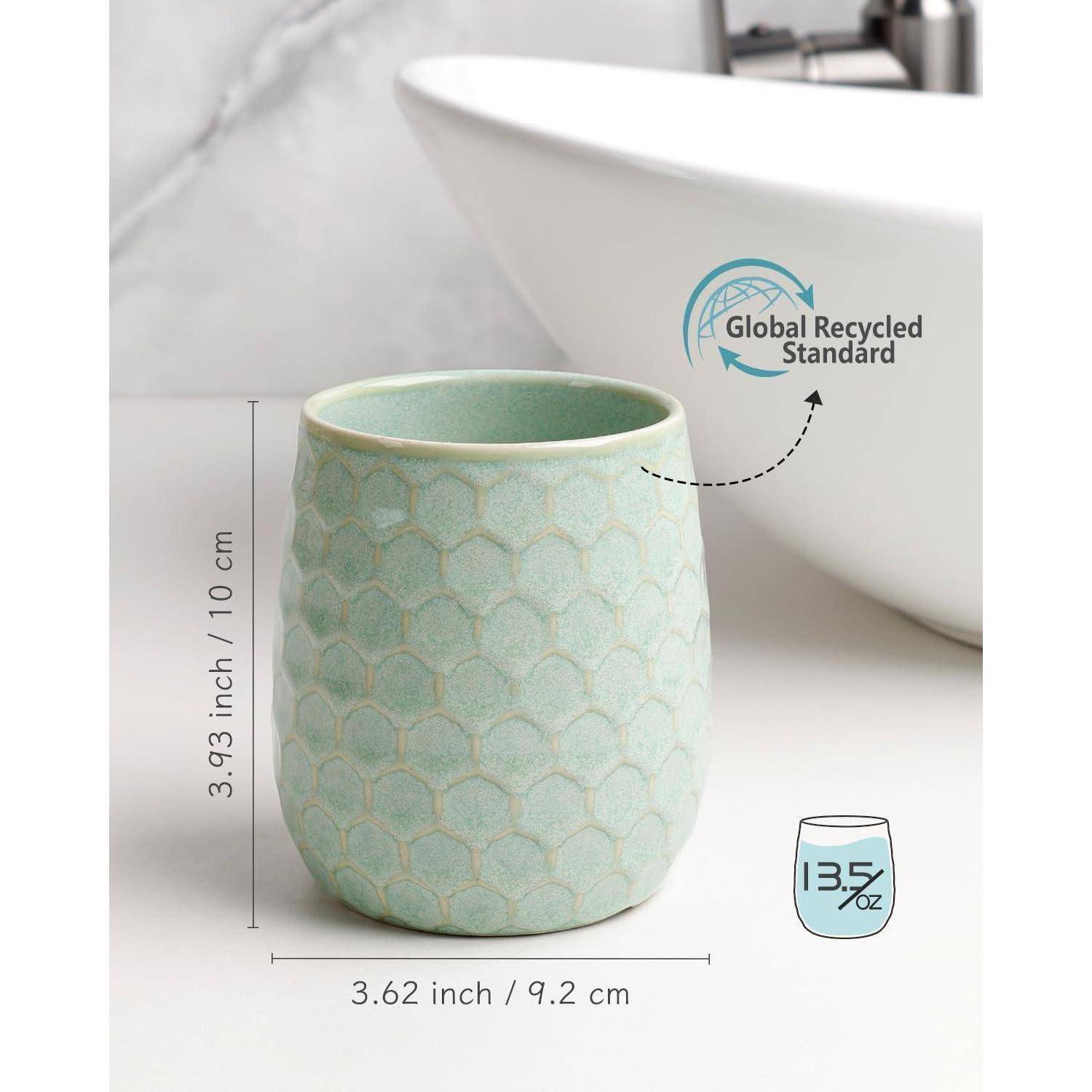 Hellgrüne gemusterte Keramiktasse mit den Abmessungen 3,93 Zoll Höhe und 3,62 Zoll Breite; gekennzeichnet mit „Global Recycled Standard