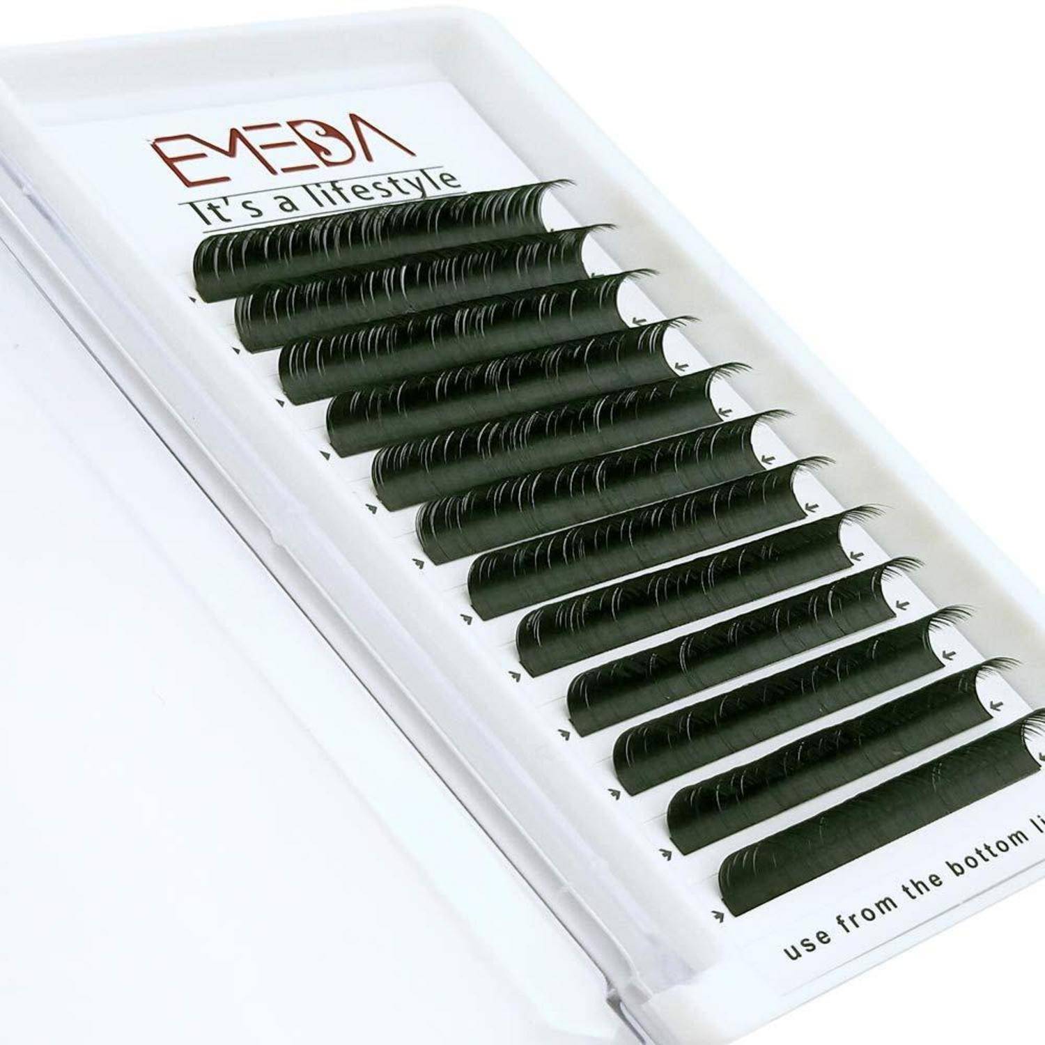 Präsentation von künstlichen Wimpernverlängerungen auf einem weißen Tablett mit der Aufschrift „EMEDA It's a lifestyle