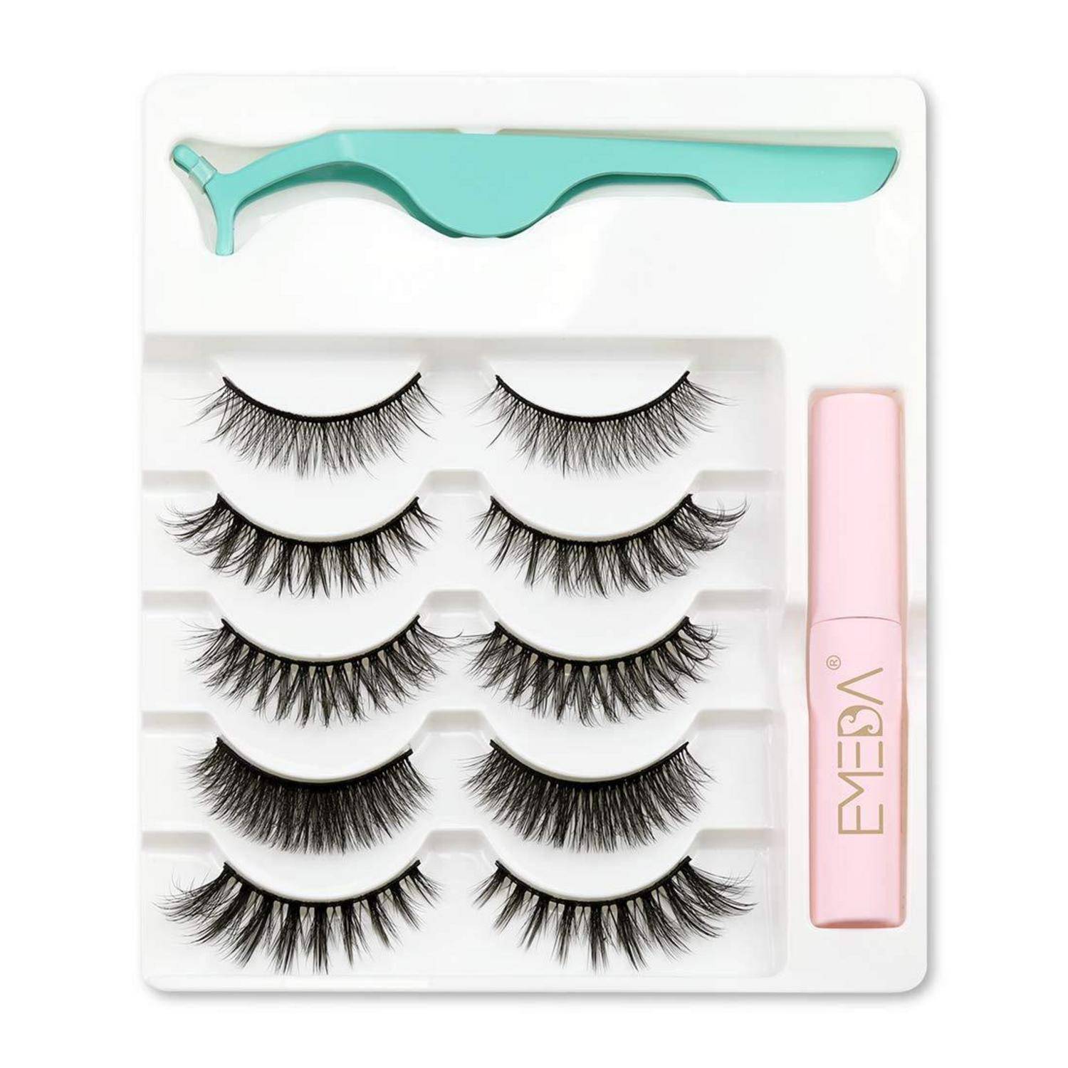 Kunstwimpernset in einem weißen Tablett mit fünf Wimpernpaaren, türkisfarbenem Applikator und rosa „EMEDA