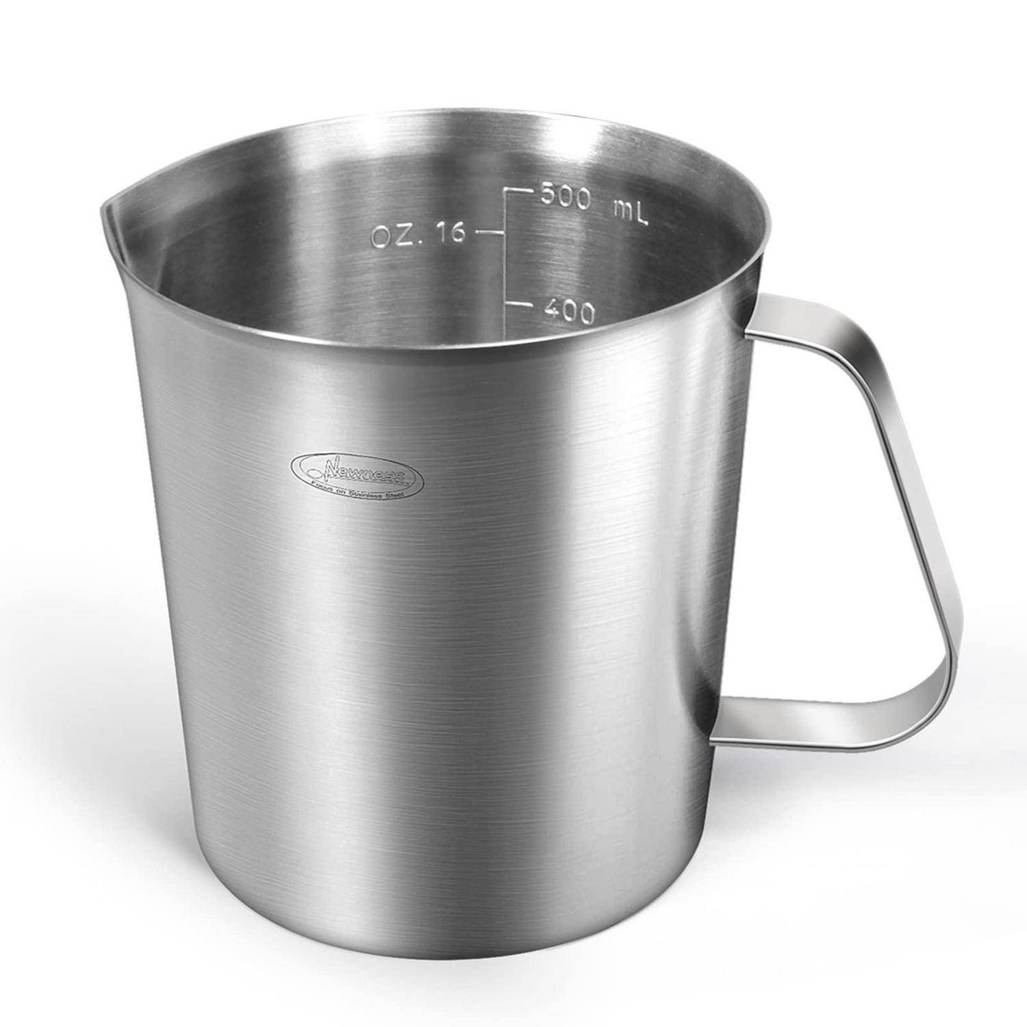 Edelstahl-Messbechervordergriff und eingravierte Volumenmarkierungen bis 500 mL und 16 oz.